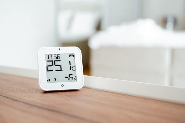 Shelly BLU HT Display ZB - sensor with display that shows temperature, humidity, light levels, and time, White