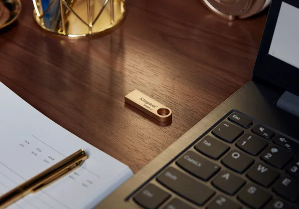 Kingston DataTraveler SE9 G3, 128 GB USB 3.2 Gen 1x2 - minne, Guld