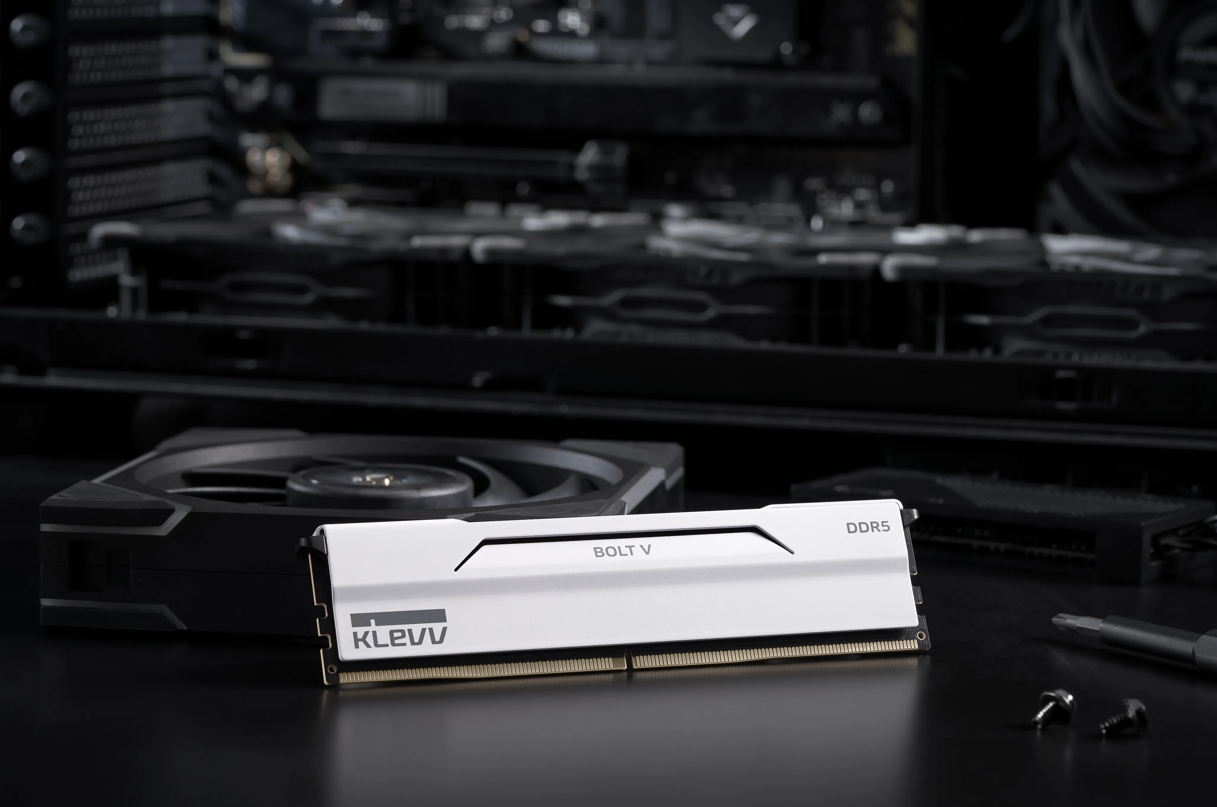 KLEVV BOLT V 32 Gt (2 x 16 Gt) DDR5 6000 MHz, CL28 -muisti, valkoinen (EXPO, XMP)