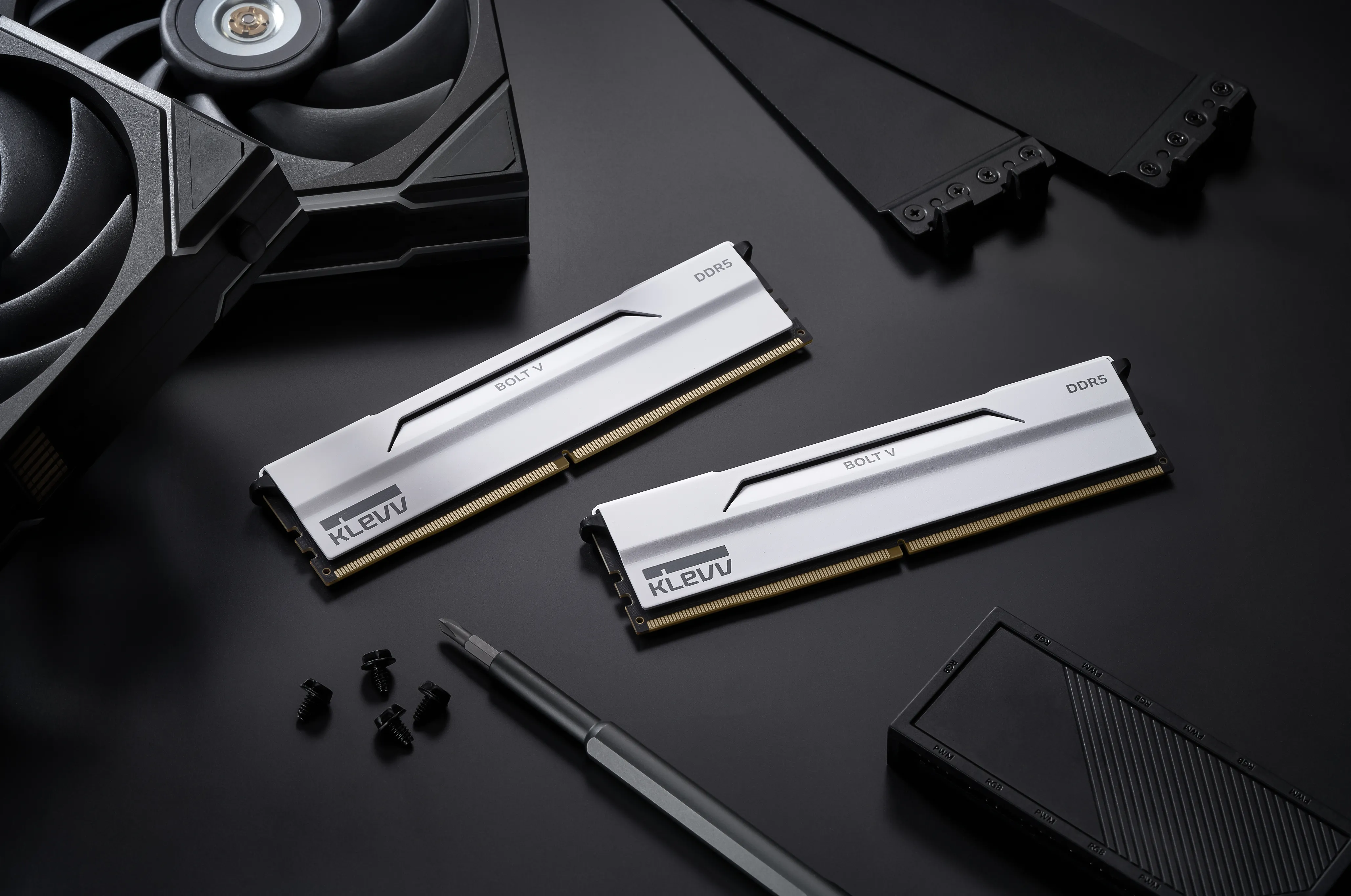 KLEVV BOLT V 32 Gt (2 x 16 Gt) DDR5 6000 MHz, CL28 -muisti, valkoinen (EXPO, XMP)
