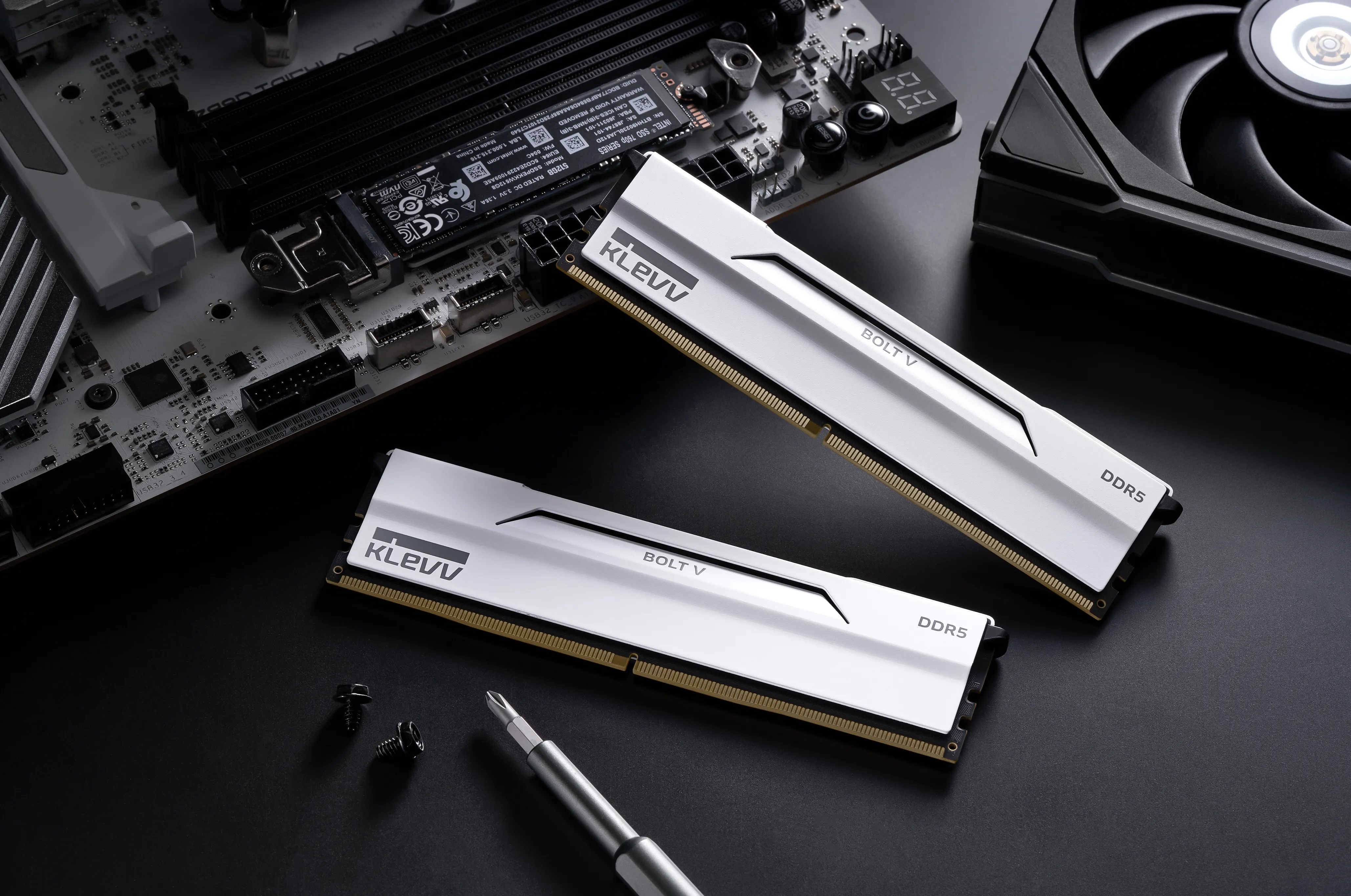 KLEVV BOLT V 32 Gt (2 x 16 Gt) DDR5 6000 MHz, CL28 -muisti, valkoinen (EXPO, XMP)