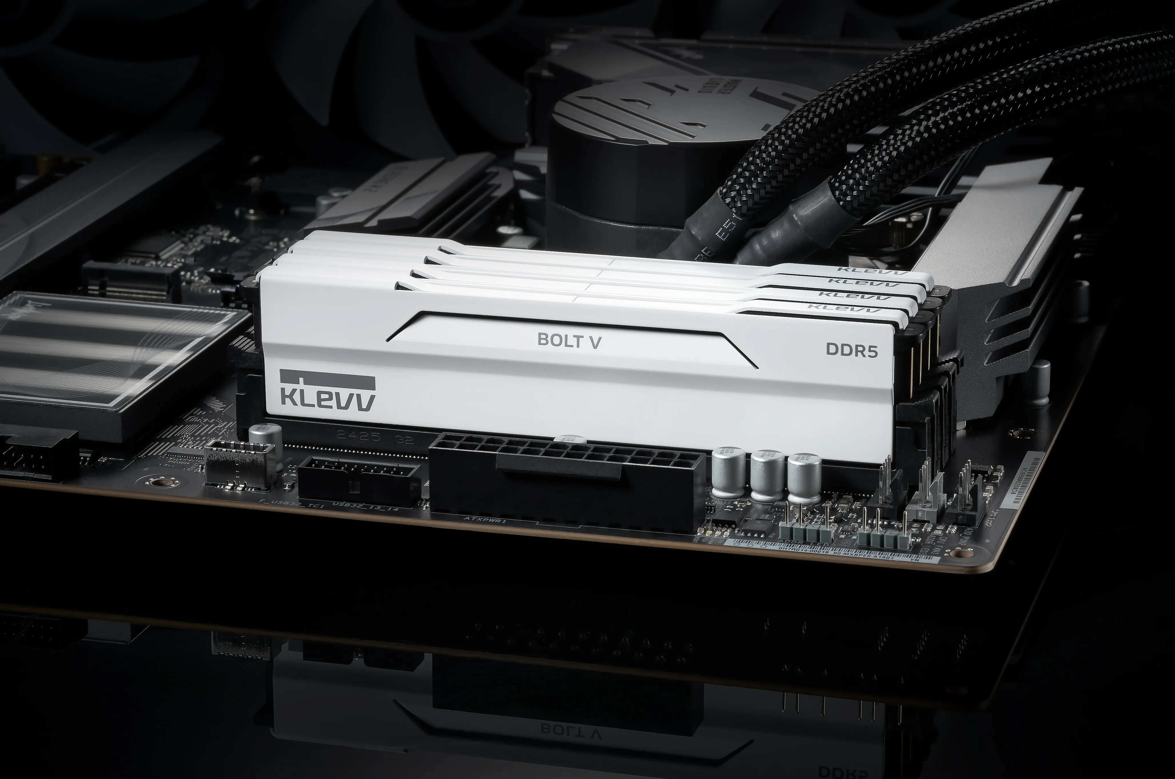 KLEVV BOLT V 32 Gt (2 x 16 Gt) DDR5 6000 MHz, CL28 -muisti, valkoinen (EXPO, XMP)