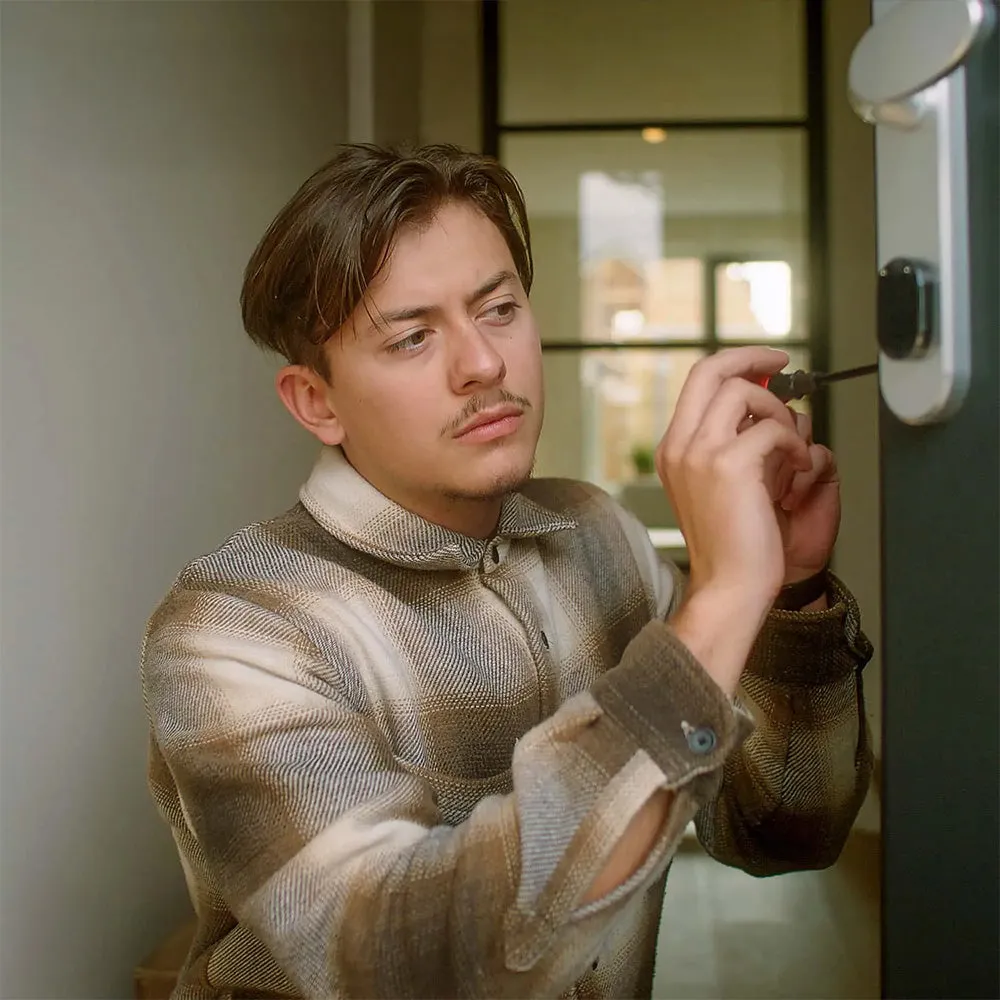 Shelly LOQED Touch Smart Lock - smartl&aring;s med Bluetooth och Wi-Fi, svart