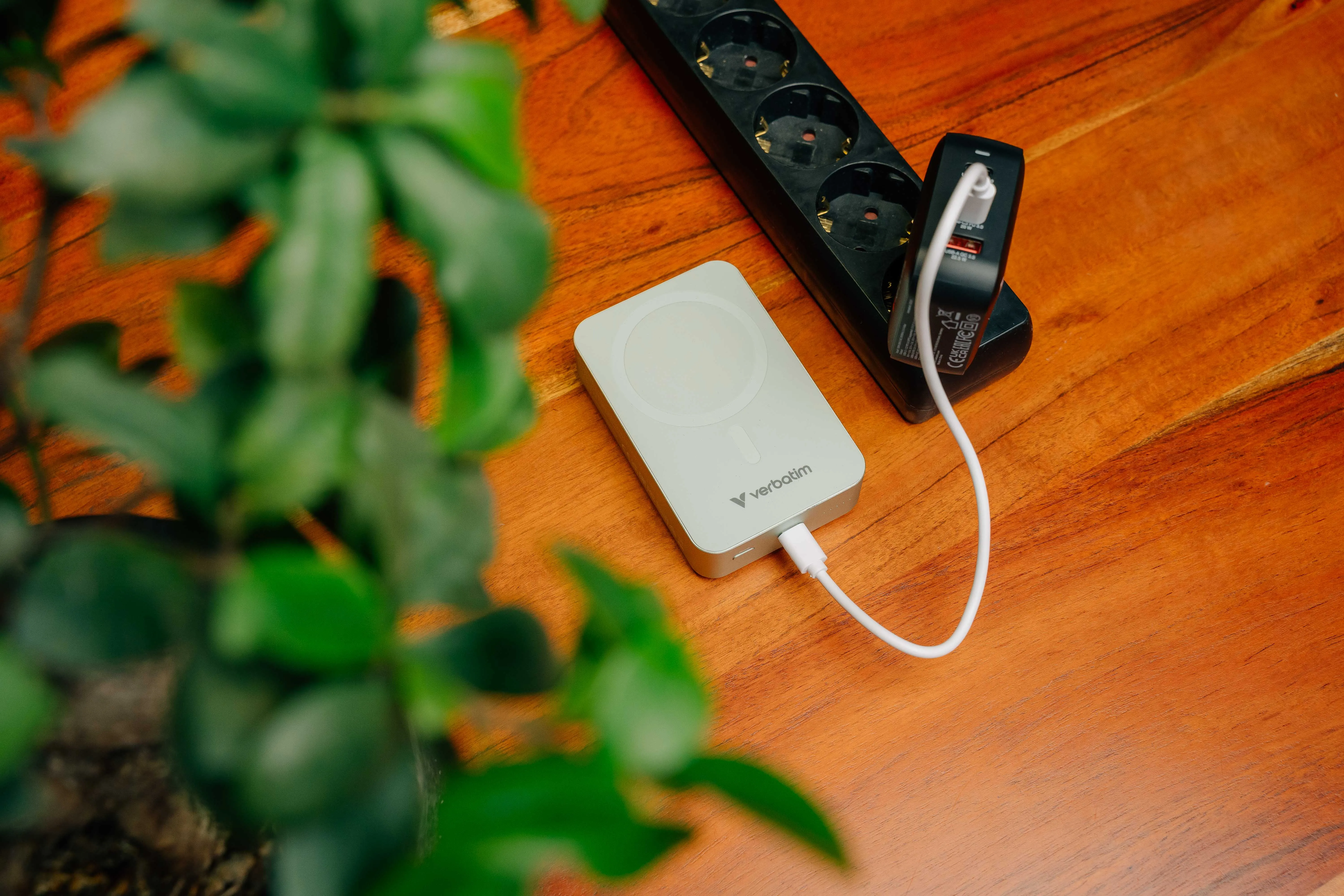 Verbatim Charge n Go Magnetic Wireless -varavirtalähde, 20000 mAh, Vihreä
