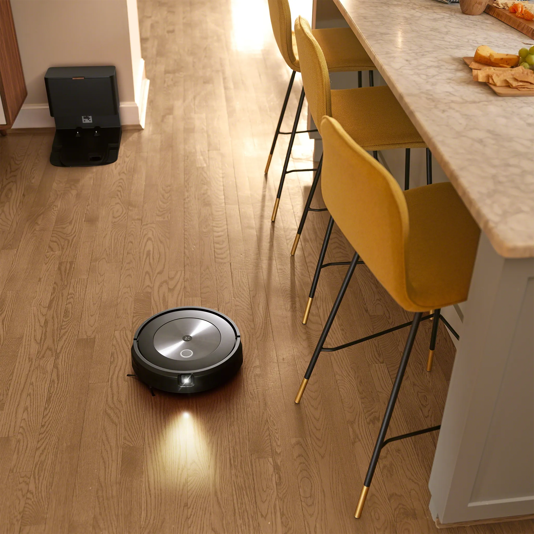 iRobot Roomba j7+ - Robot Vacuum cleaner