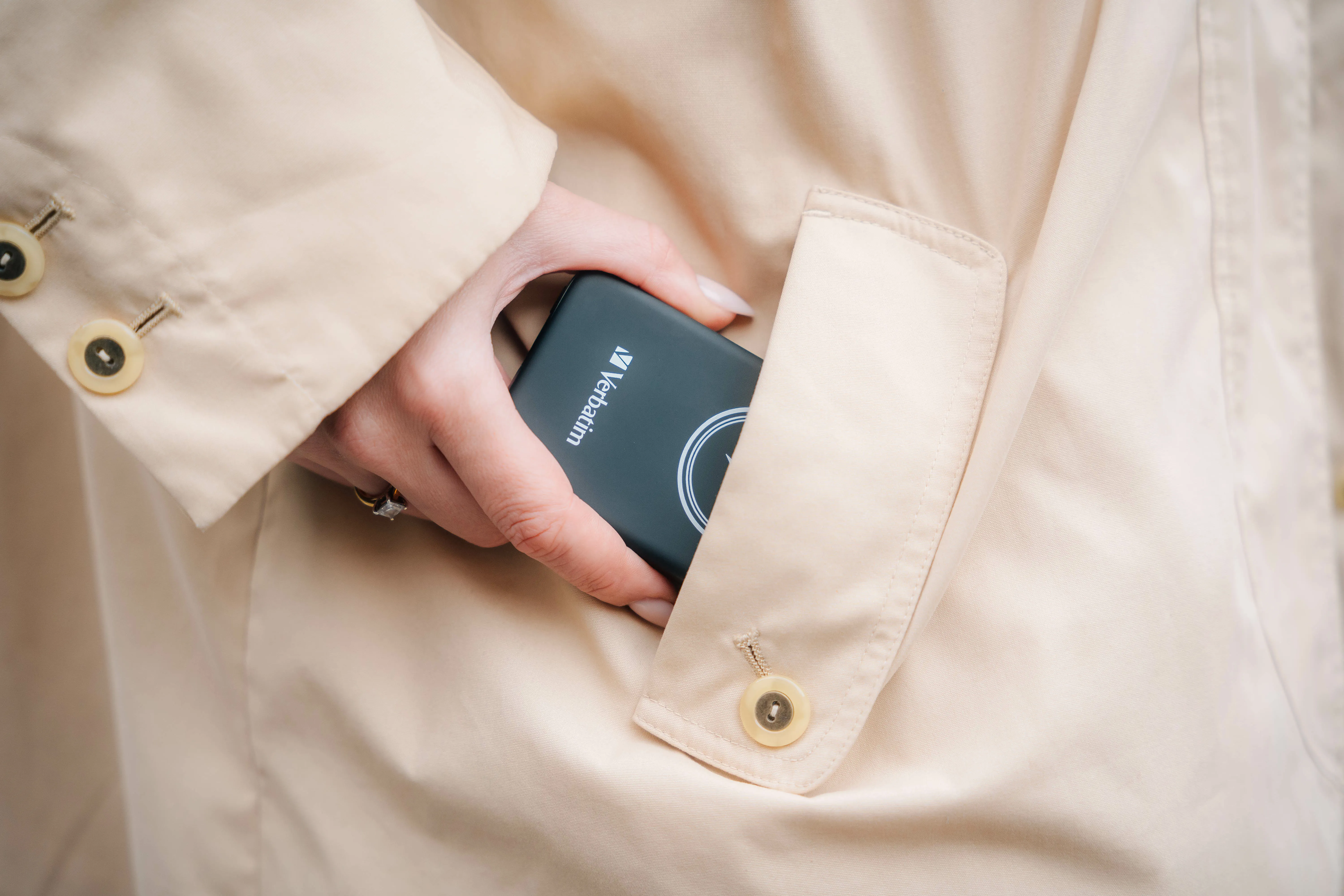 Verbatim Charge 'n' Go 5000mAh, 10W - magnetisk tr&aring;dl&ouml;s powerbank, Svart