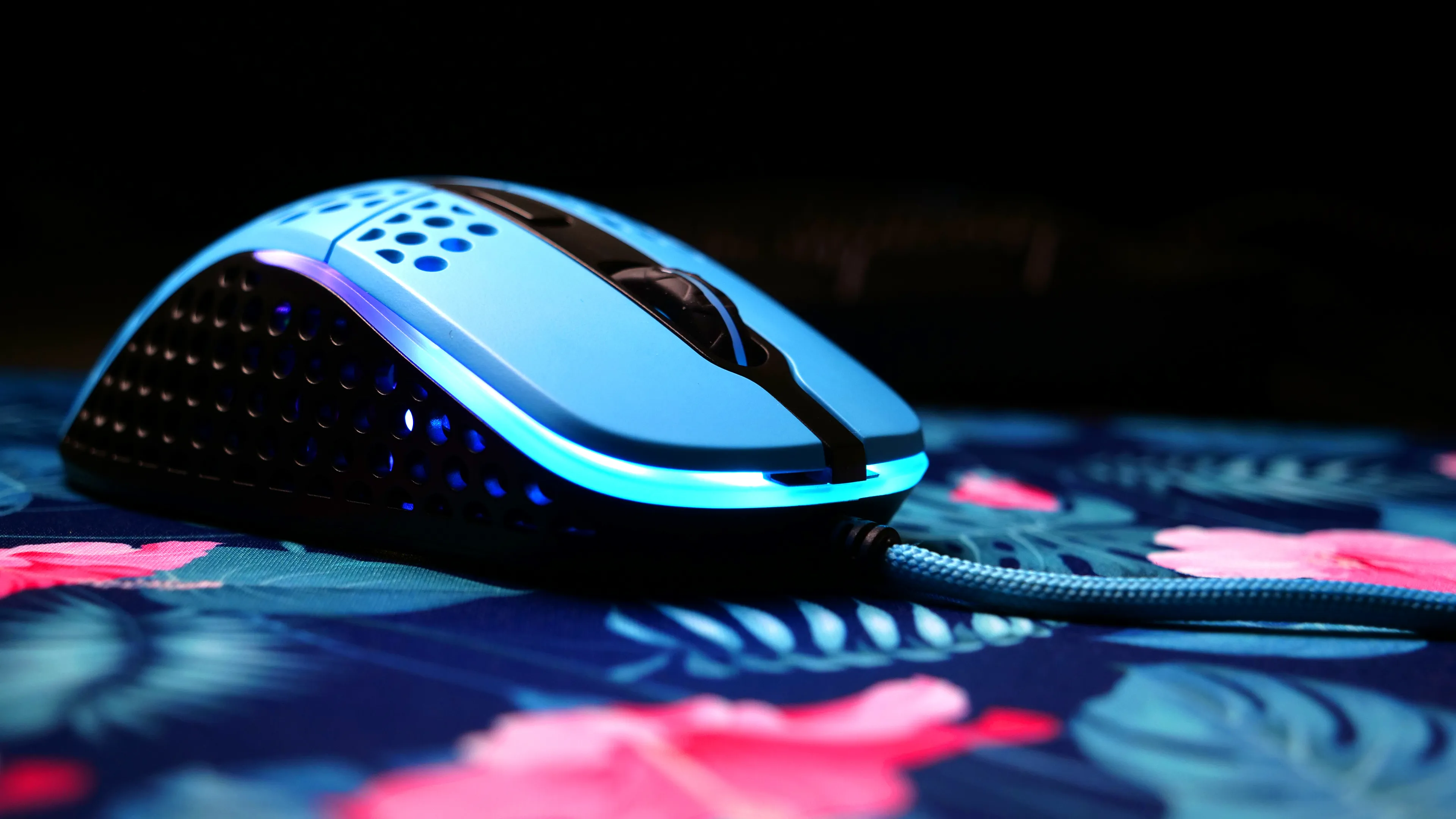 CHERRY XTRFY M4 RGB tr&aring;dbunden gamingmus, Miami Blue