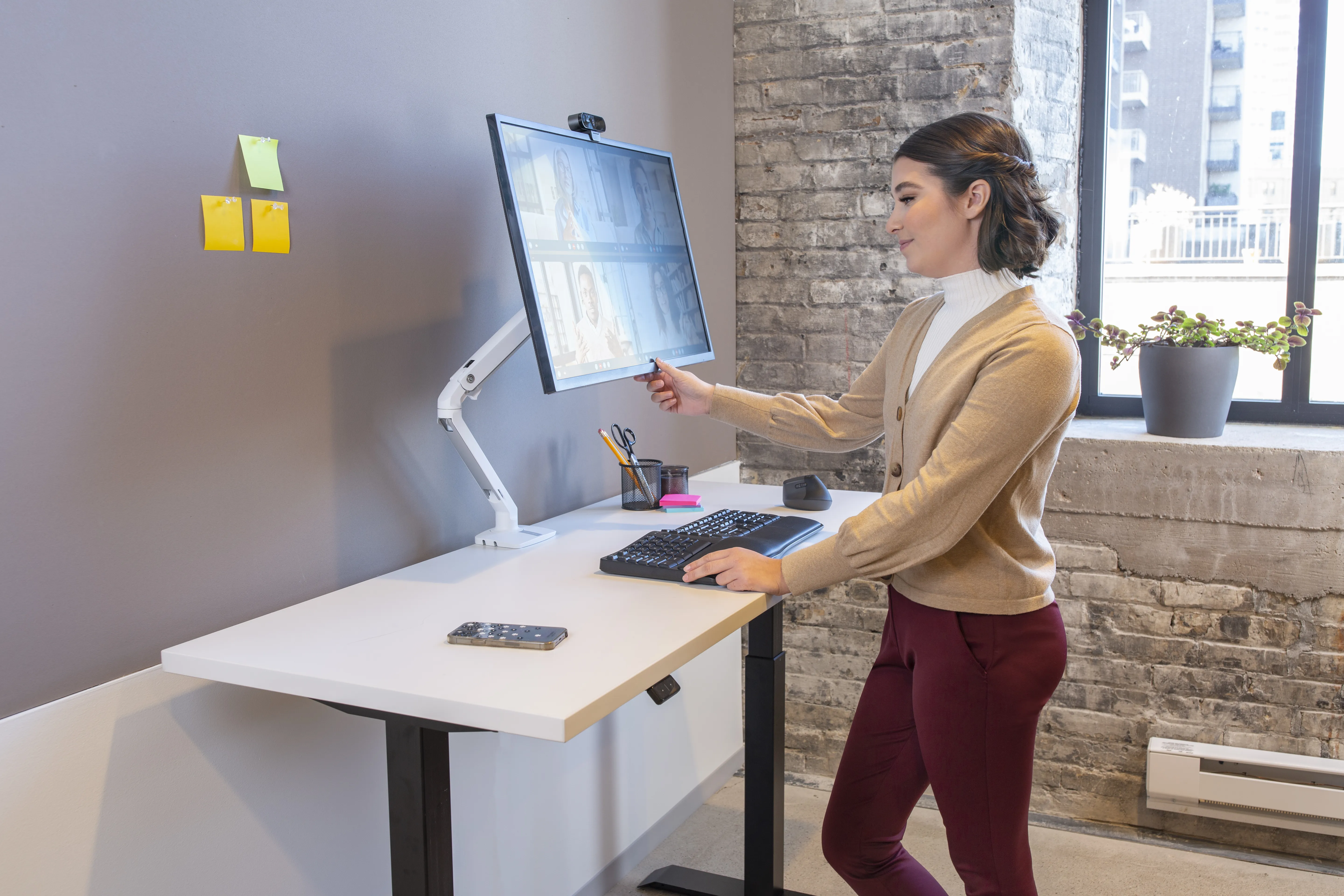 ERGOTRON MXV desk Monitor Arm white to 86.4cm 34inch Displays to 18kg load lifting 33cm tend swivel turn VESA 75x75 100x10