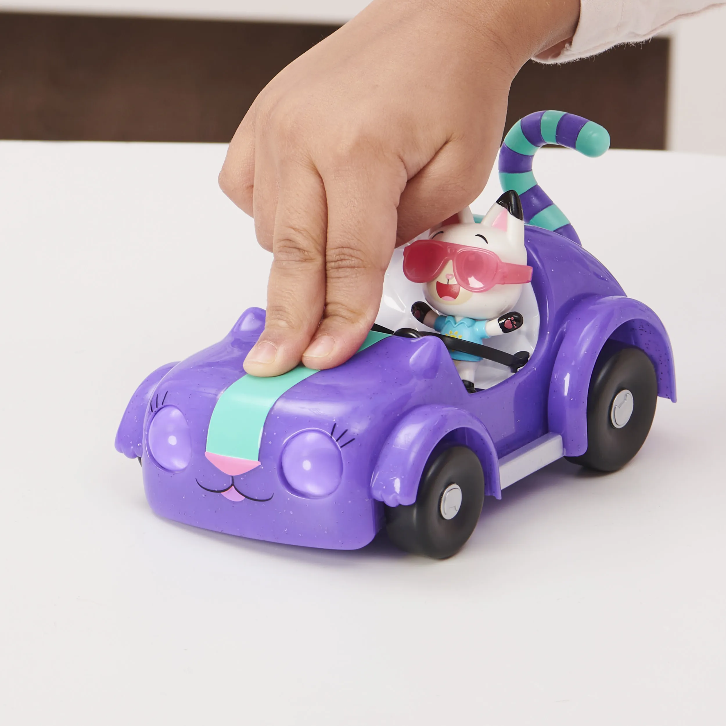 Spin Master Gabby's Dollhouse - Carlita toy car with Pandy Paws figure, toy vehicle