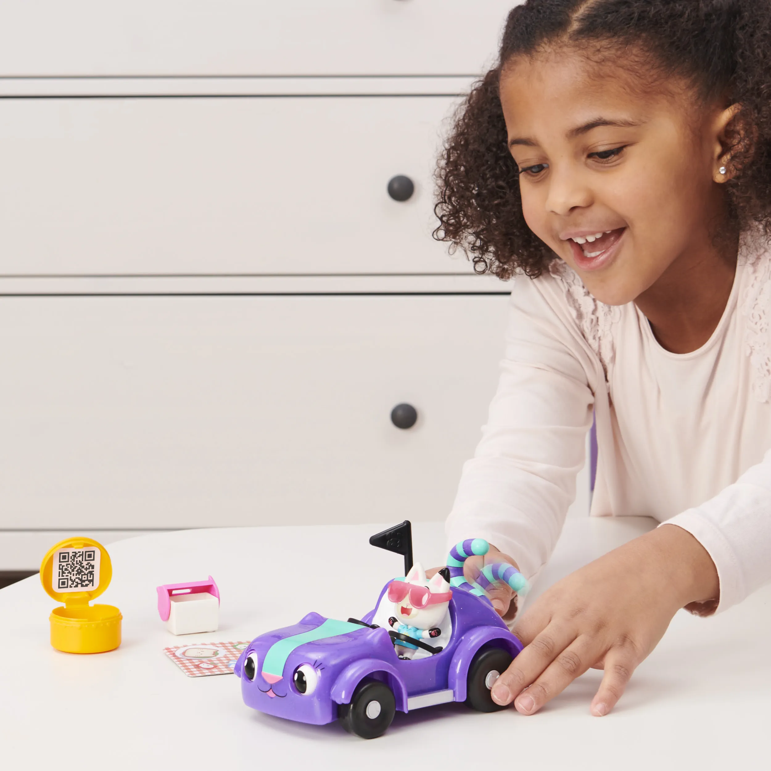Spin Master Gabby's Dollhouse - Carlita toy car with Pandy Paws figure, toy vehicle