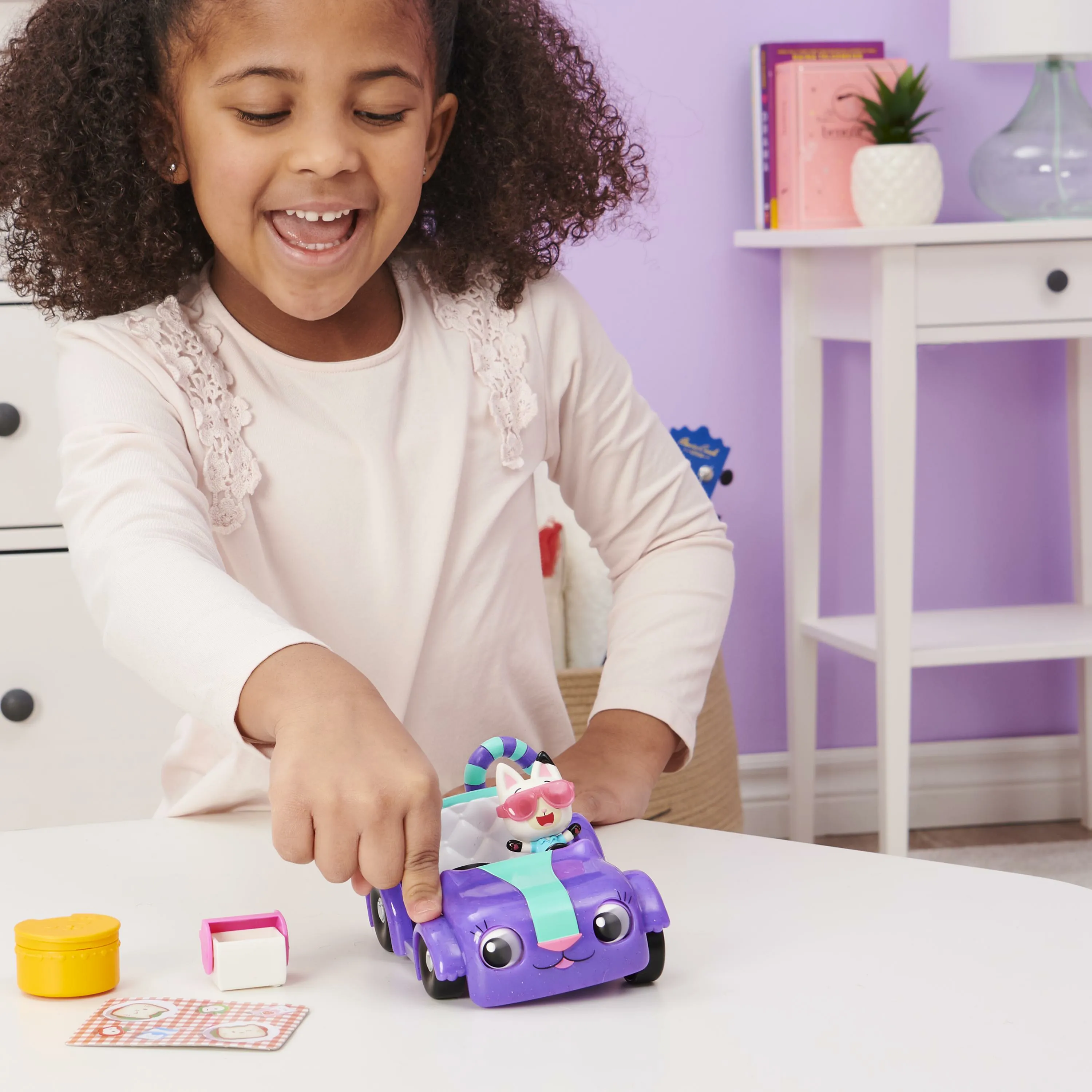 Spin Master Gabby's Dollhouse - Carlita toy car with Pandy Paws figure, toy vehicle