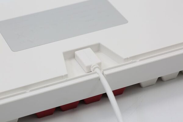 Varmilo VEA109 Special Edition White Plate V2 MX Red -pelin&auml;pp&auml;imist&ouml;, valkoinen/punainen