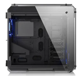Thermaltake View 71 Tempered Glass Edition -t&auml;ystornikotelo ikkunalla, musta