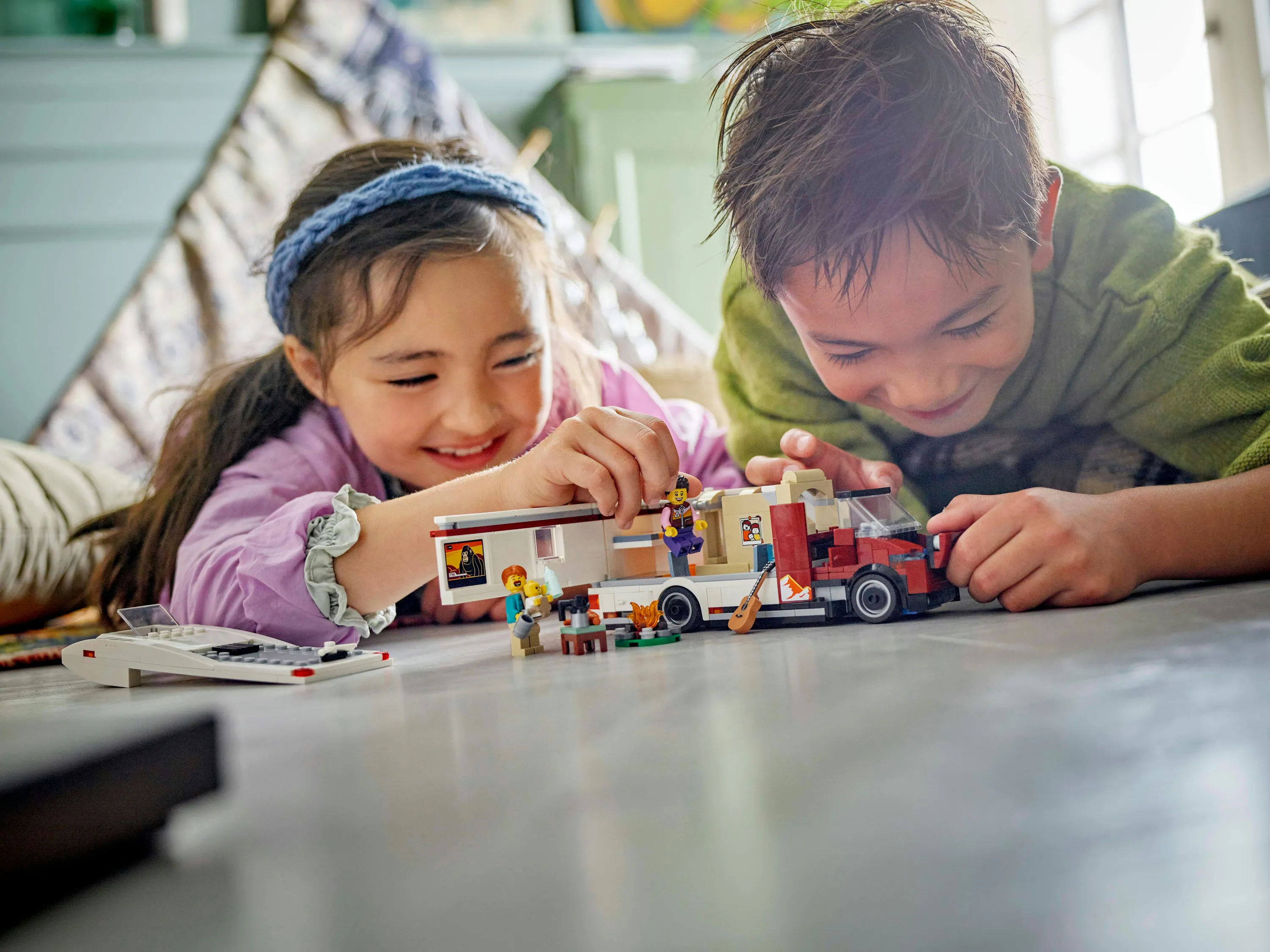 LEGO City Seikkailulomalaisten matkailuauto 60454