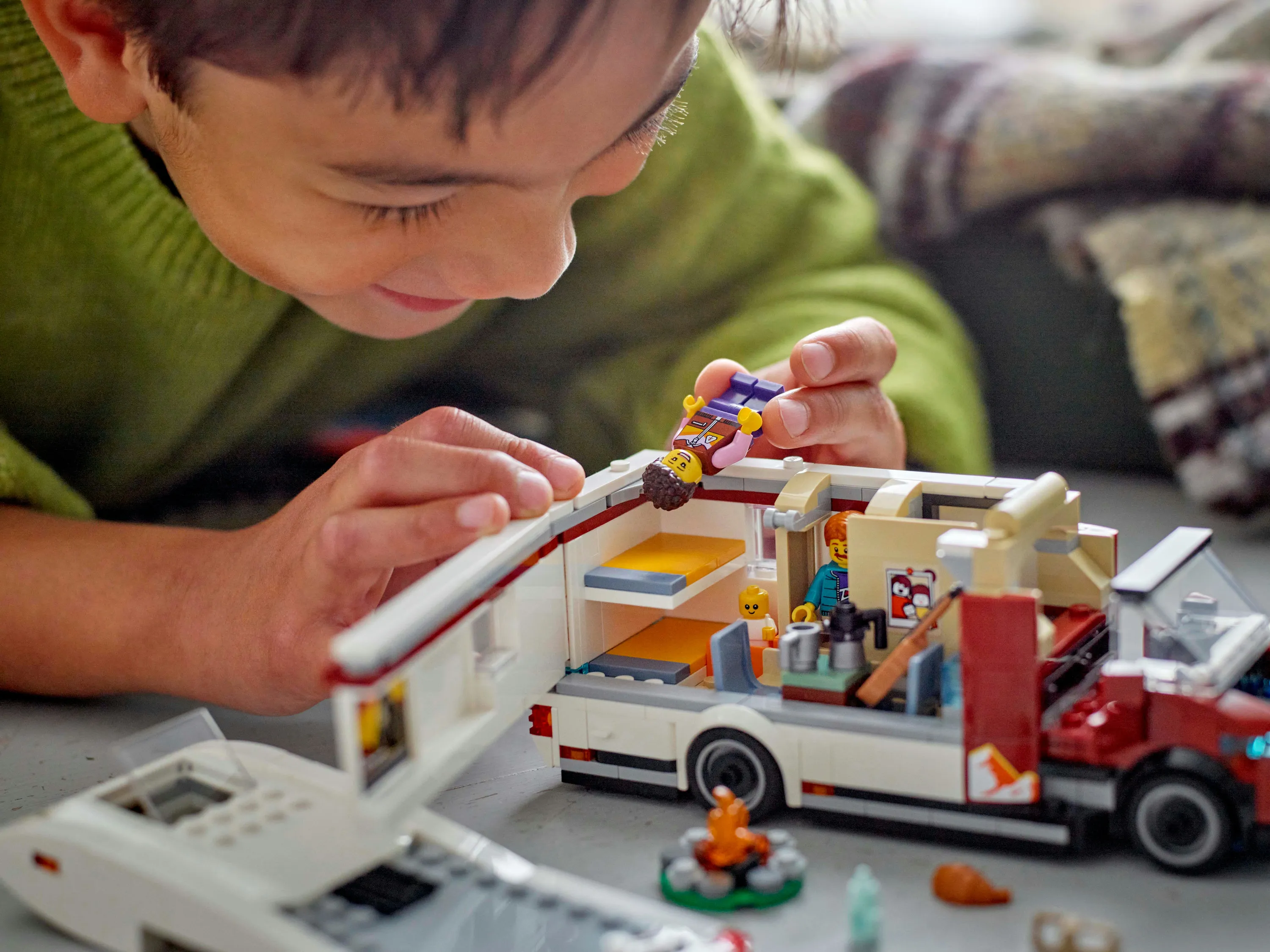 LEGO City Seikkailulomalaisten matkailuauto 60454