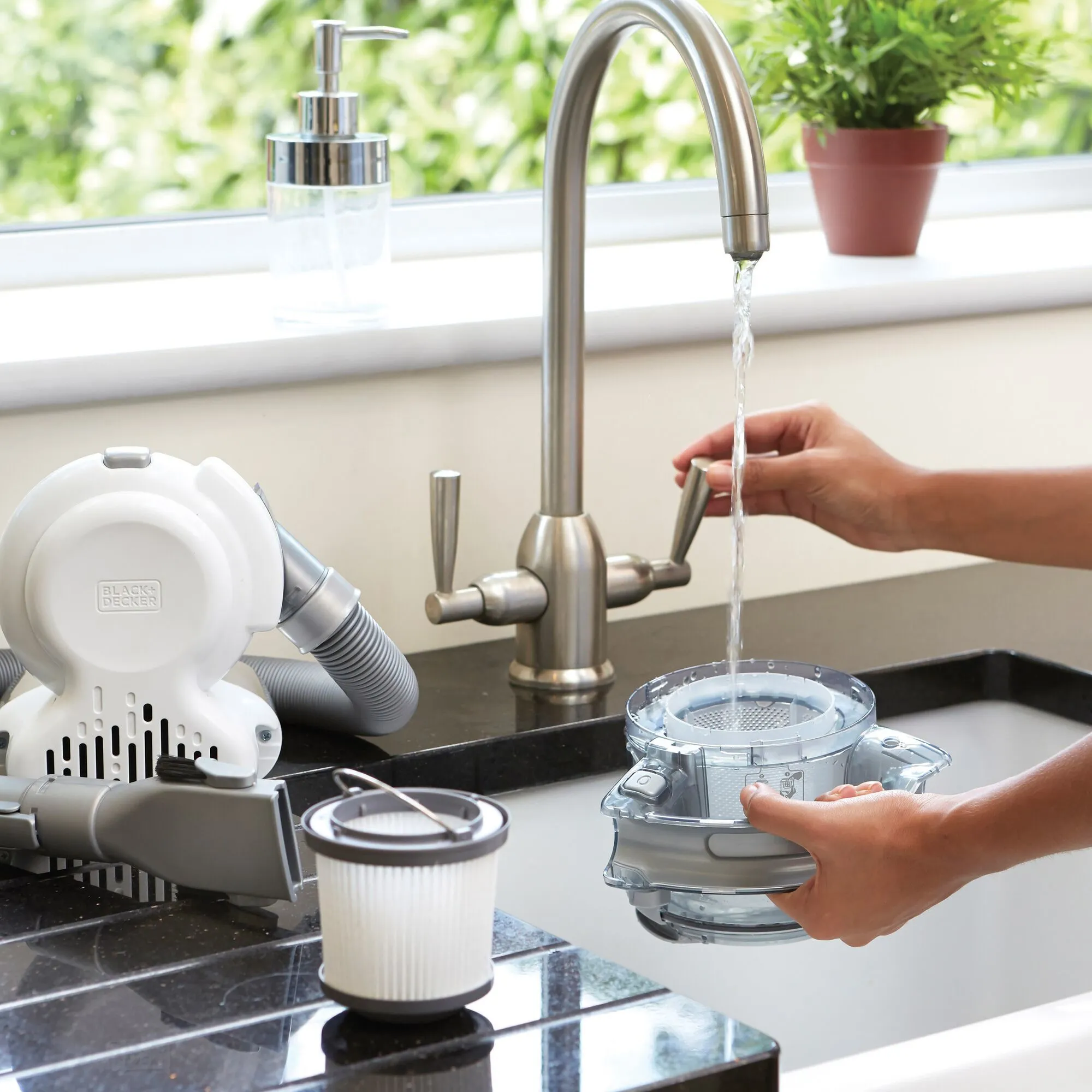 BLACK+DECKER PD1820L-QW 18V -k&auml;sik&auml;ytt&ouml;inen imuri, kromi