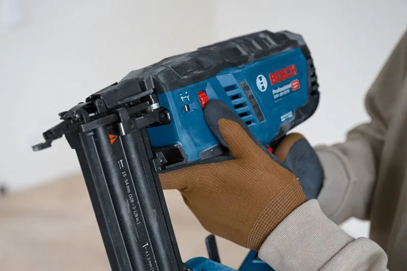 Bosch Professional GNH 18V-50 M langaton viimeistelynaulain, musta ja sininen
