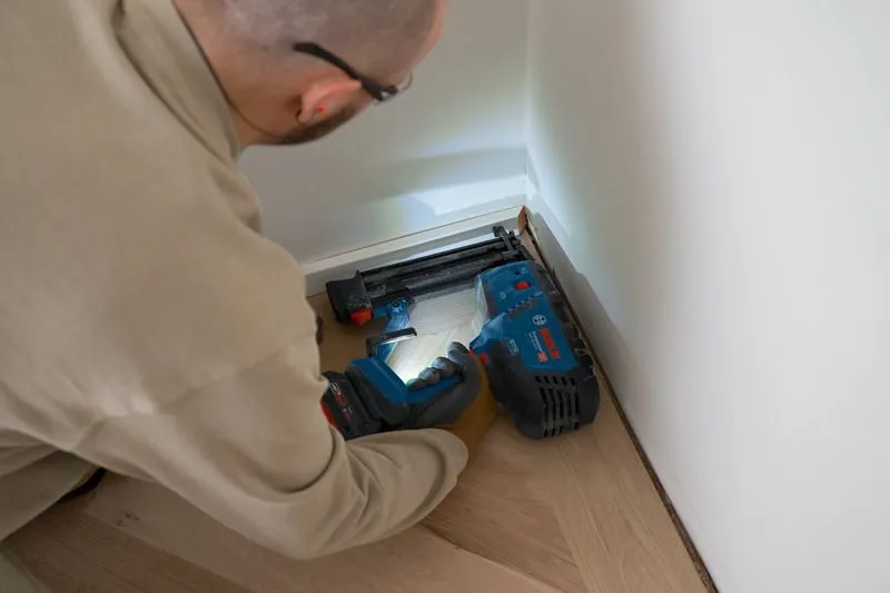 Bosch Professional GNH 18V-50 M langaton viimeistelynaulain, musta ja sininen