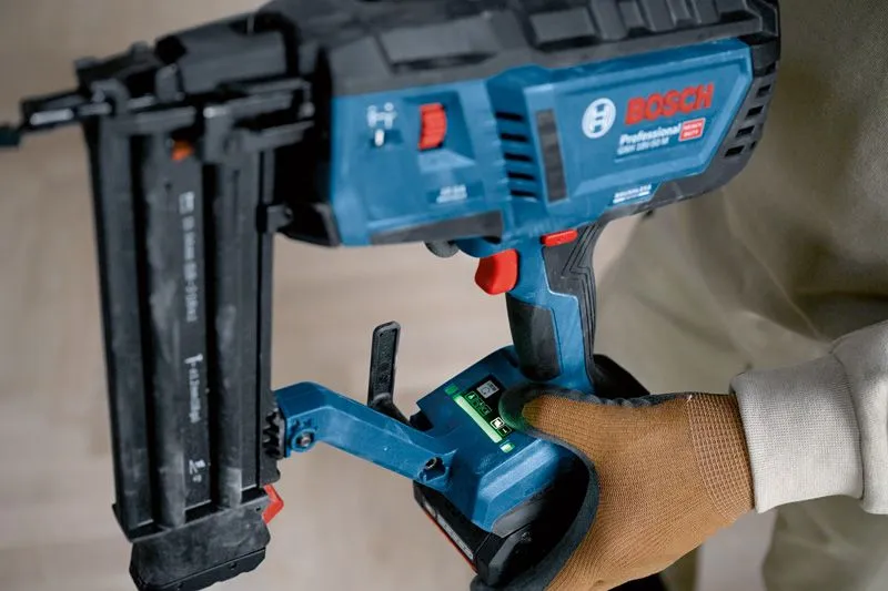 Bosch Professional GNH 18V-50 M langaton viimeistelynaulain, musta ja sininen