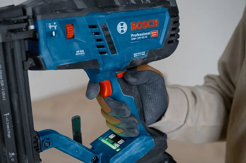 Bosch Professional GNH 18V-50 M langaton viimeistelynaulain, musta ja sininen