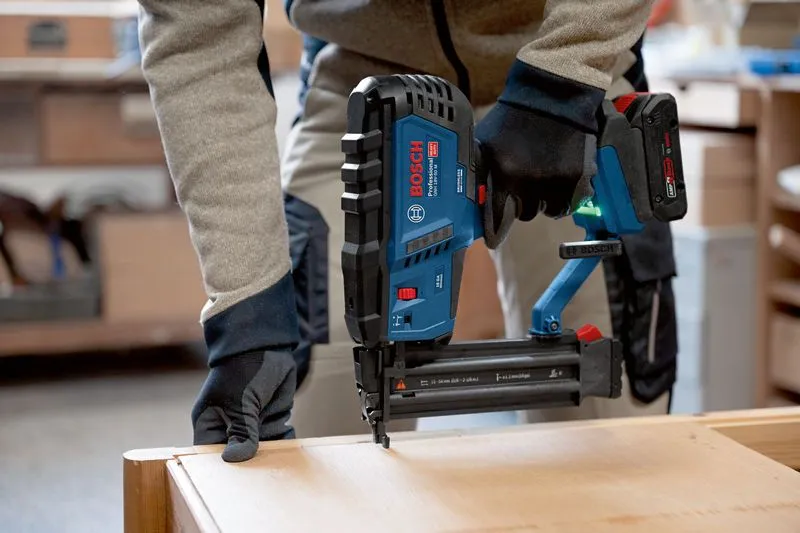 Bosch Professional GNH 18V-50 M langaton viimeistelynaulain, musta ja sininen