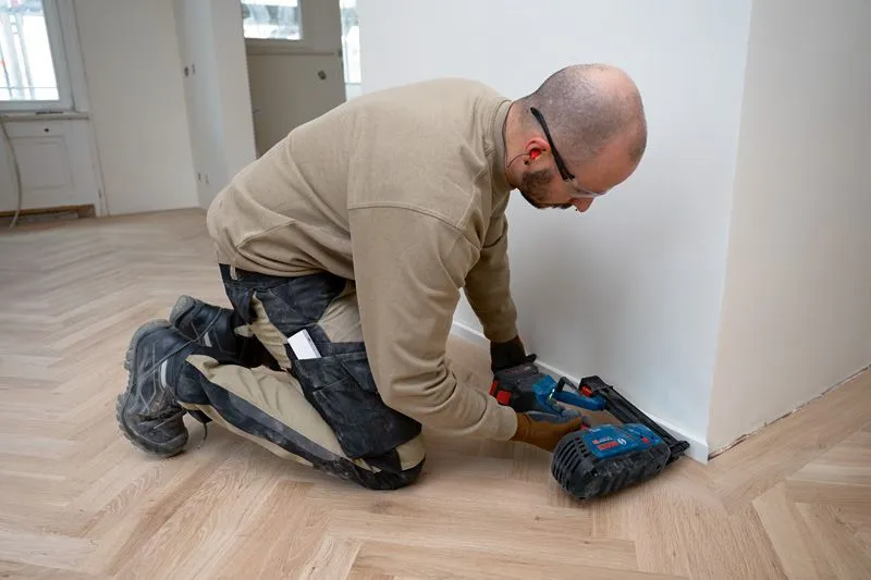 Bosch Professional GNH 18V-50 M langaton viimeistelynaulain, musta ja sininen