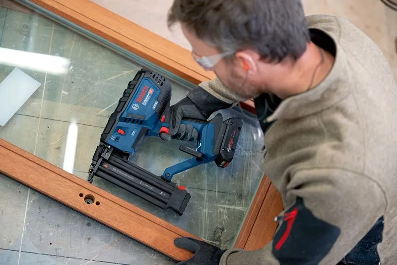 Bosch Professional GNH 18V-50 M langaton viimeistelynaulain, musta ja sininen