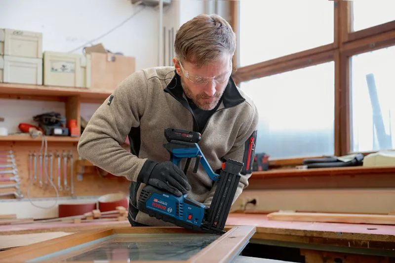 Bosch Professional GNH 18V-50 M langaton viimeistelynaulain, musta ja sininen