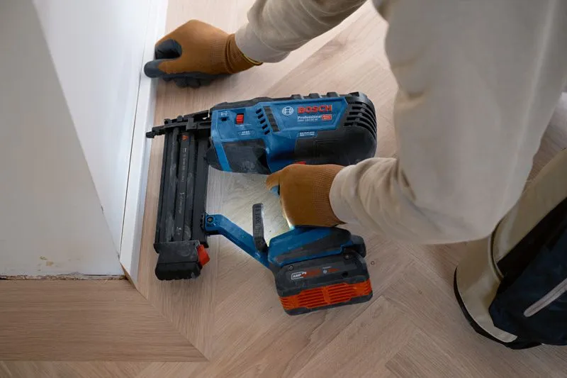 Bosch Professional GNH 18V-50 M langaton viimeistelynaulain, musta ja sininen