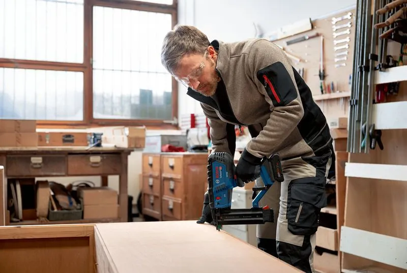 Bosch Professional GNH 18V-50 M langaton viimeistelynaulain, musta ja sininen