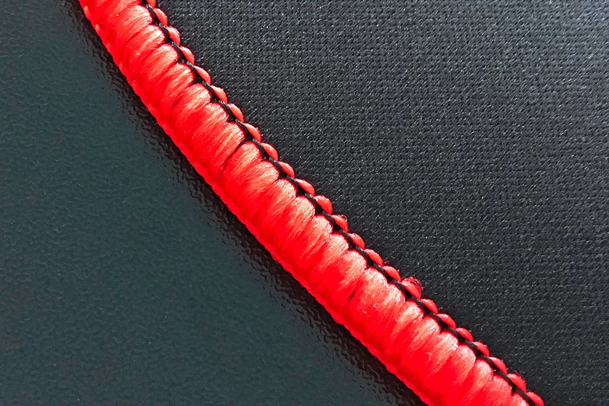 Arozzi Arena -pelip&ouml;yt&auml;matto - A Symbol - Musta/Punainen 1600 x 820 x 5 mm