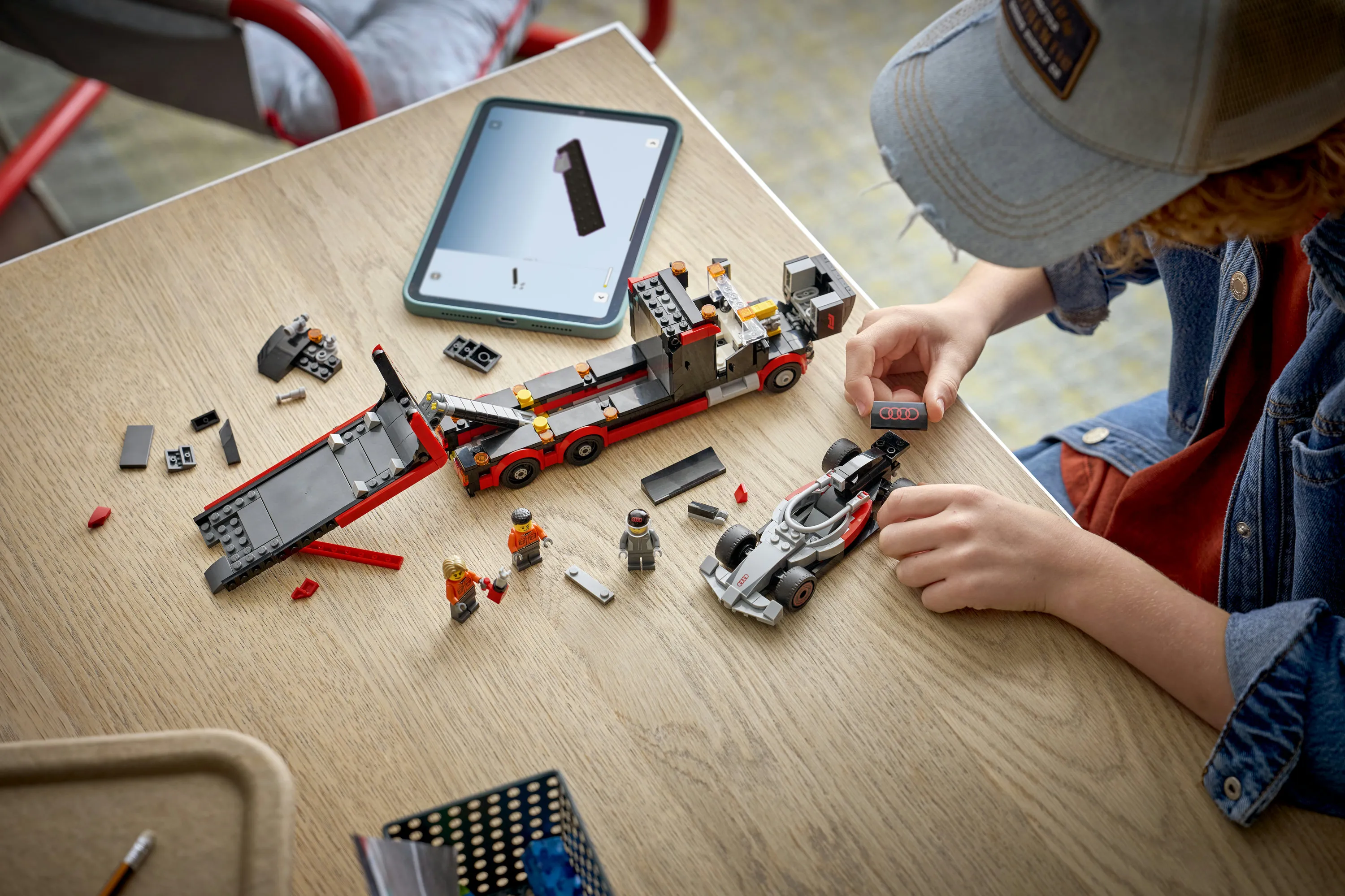 LEGO City F1-utst&auml;llningsbil och Audi F1-racerbil 60493