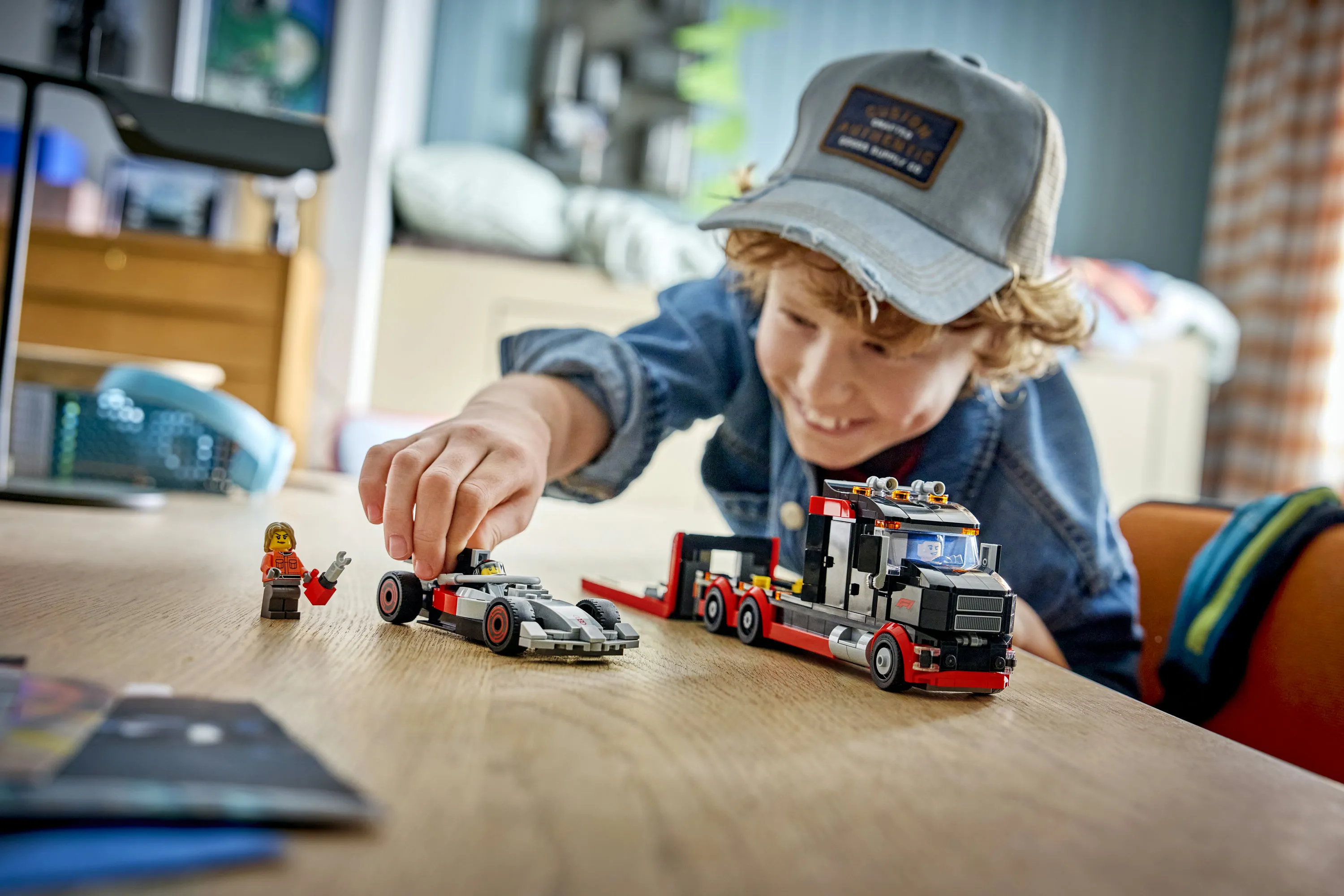 LEGO City F1-utst&auml;llningsbil och Audi F1-racerbil 60493