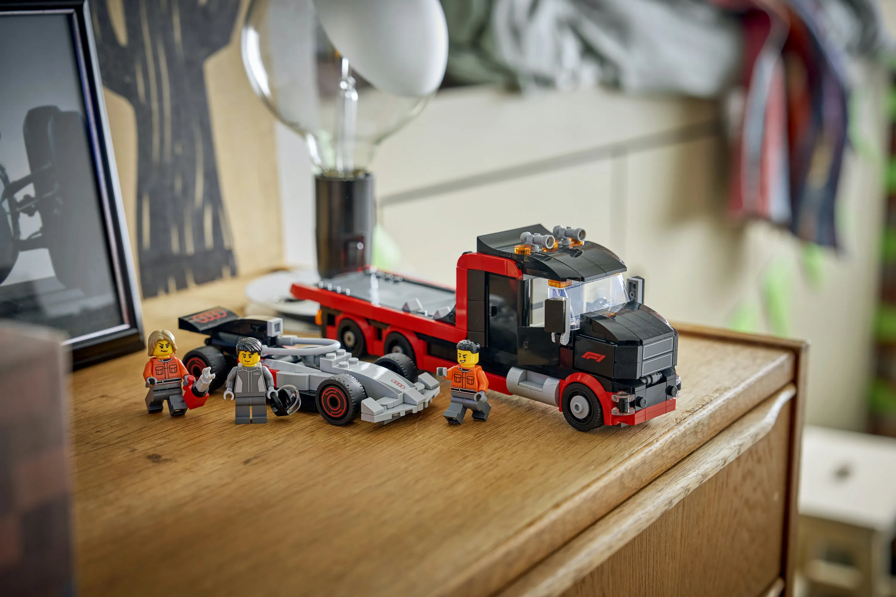 LEGO City F1-utst&auml;llningsbil och Audi F1-racerbil 60493