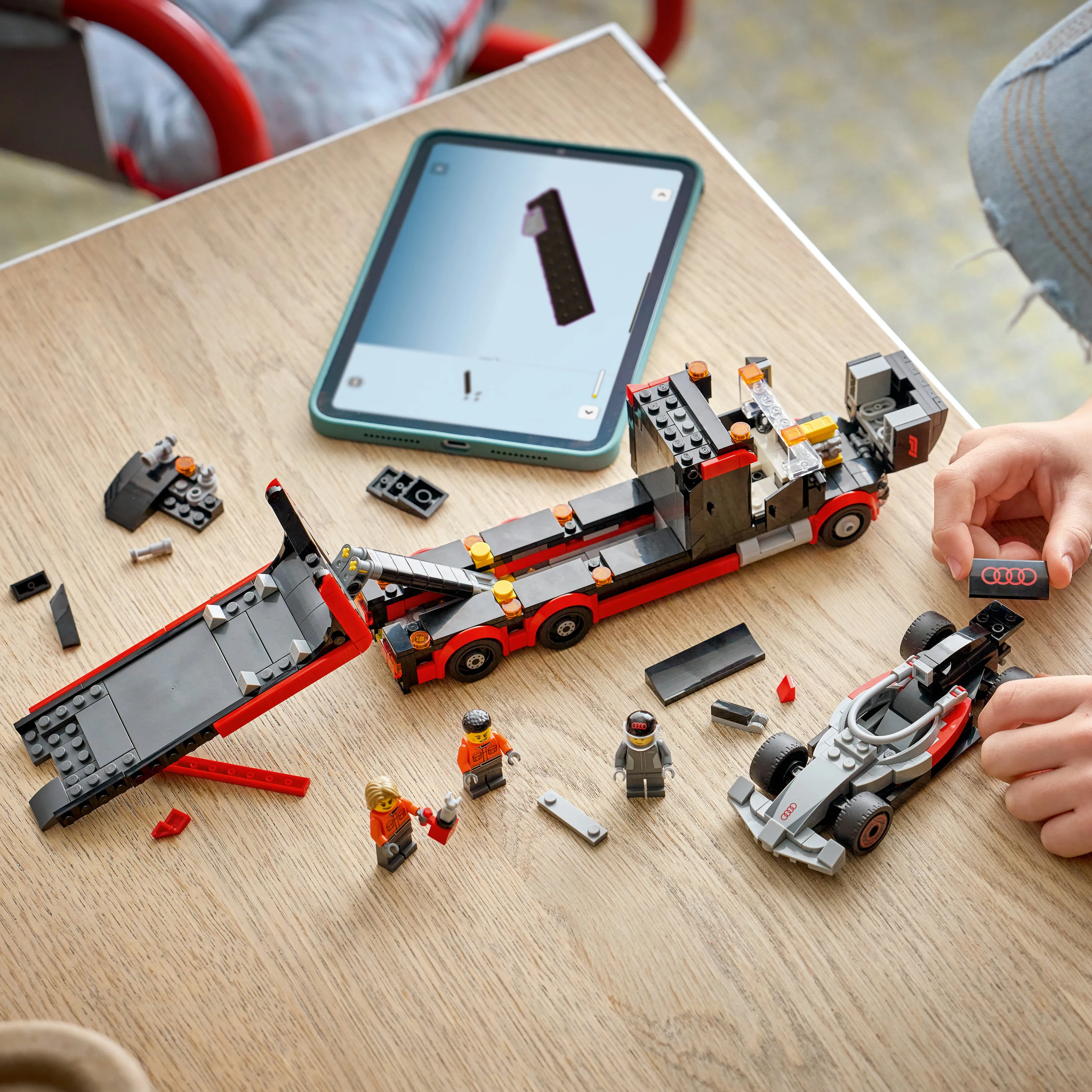 LEGO City F1-utst&auml;llningsbil och Audi F1-racerbil 60493