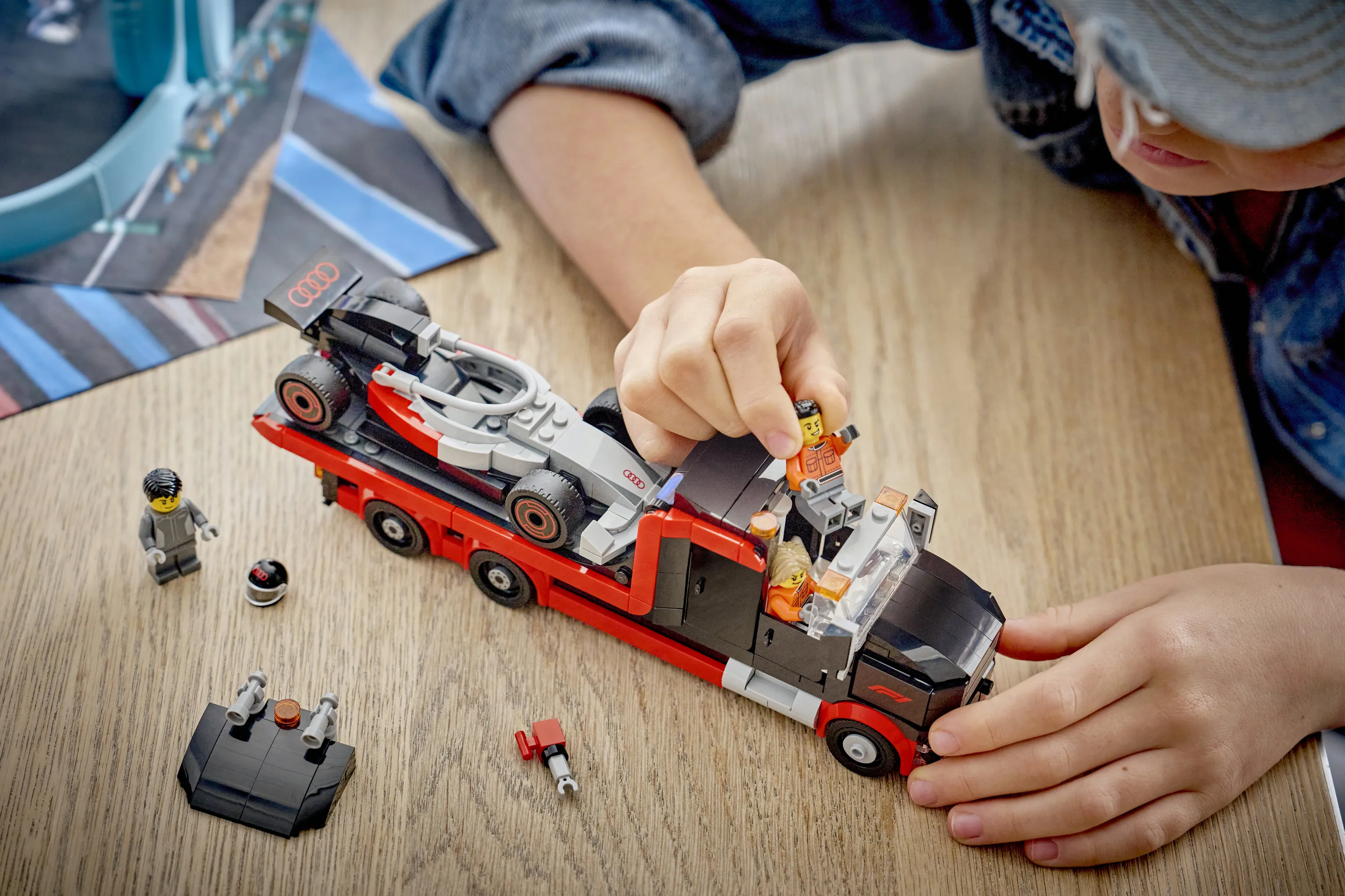 LEGO City F1-utst&auml;llningsbil och Audi F1-racerbil 60493