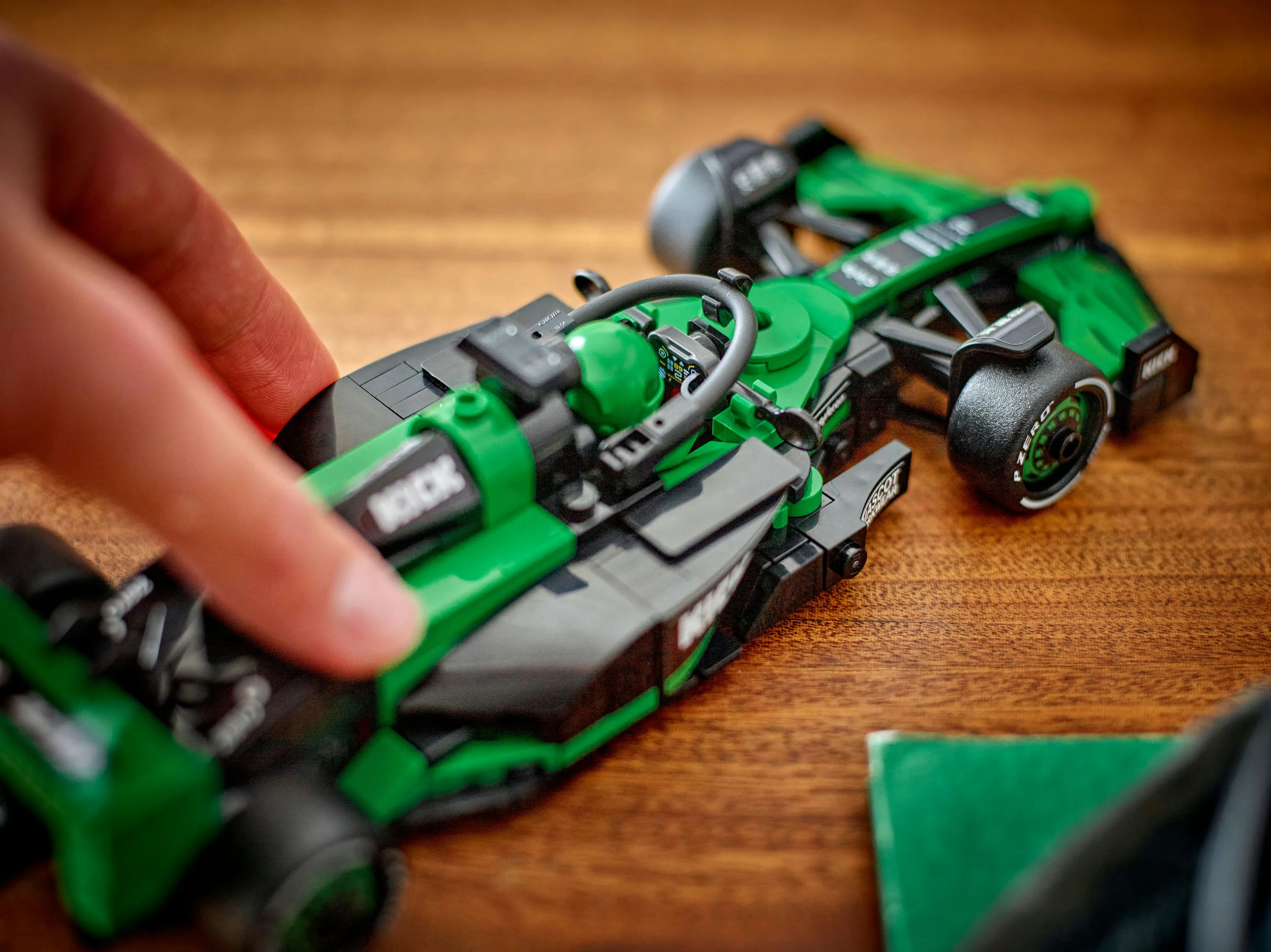LEGO Speed Champions KICK Sauber F1 Team C44 Racerbil 77247