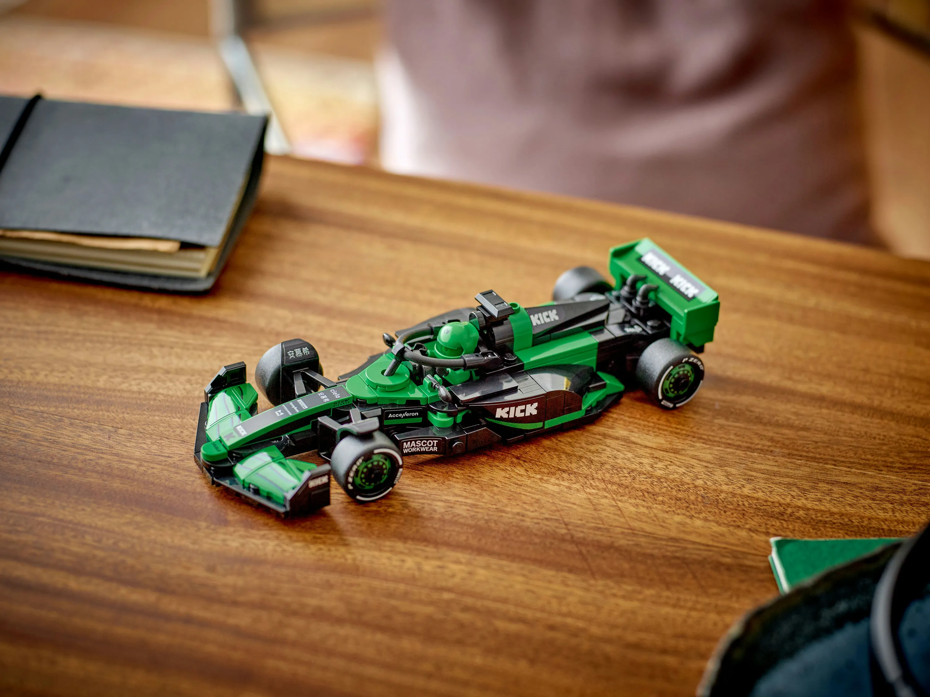 LEGO Speed Champions KICK Sauber F1 Team C44 Racerbil 77247