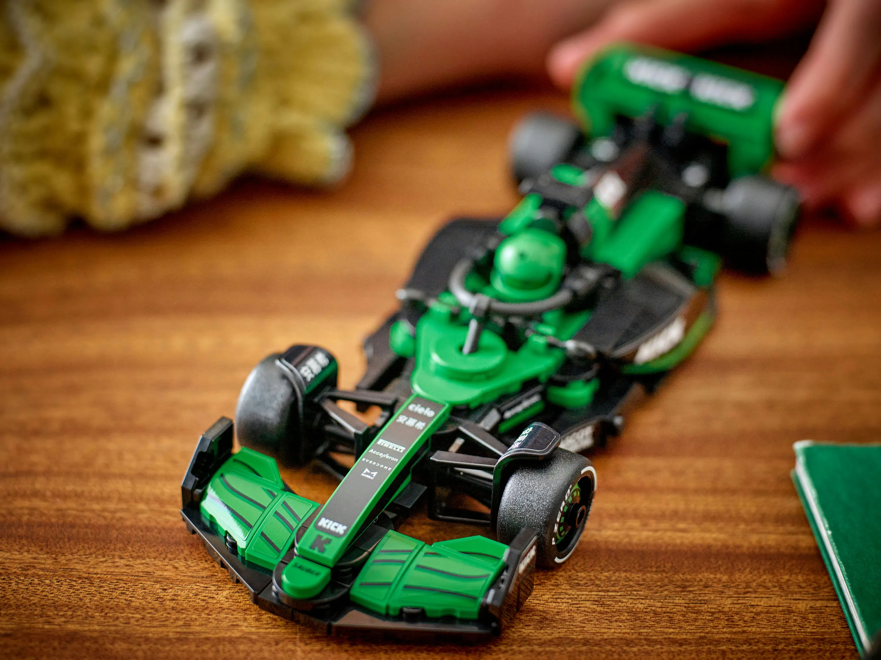 LEGO Speed Champions KICK Sauber F1 Team C44 Racerbil 77247