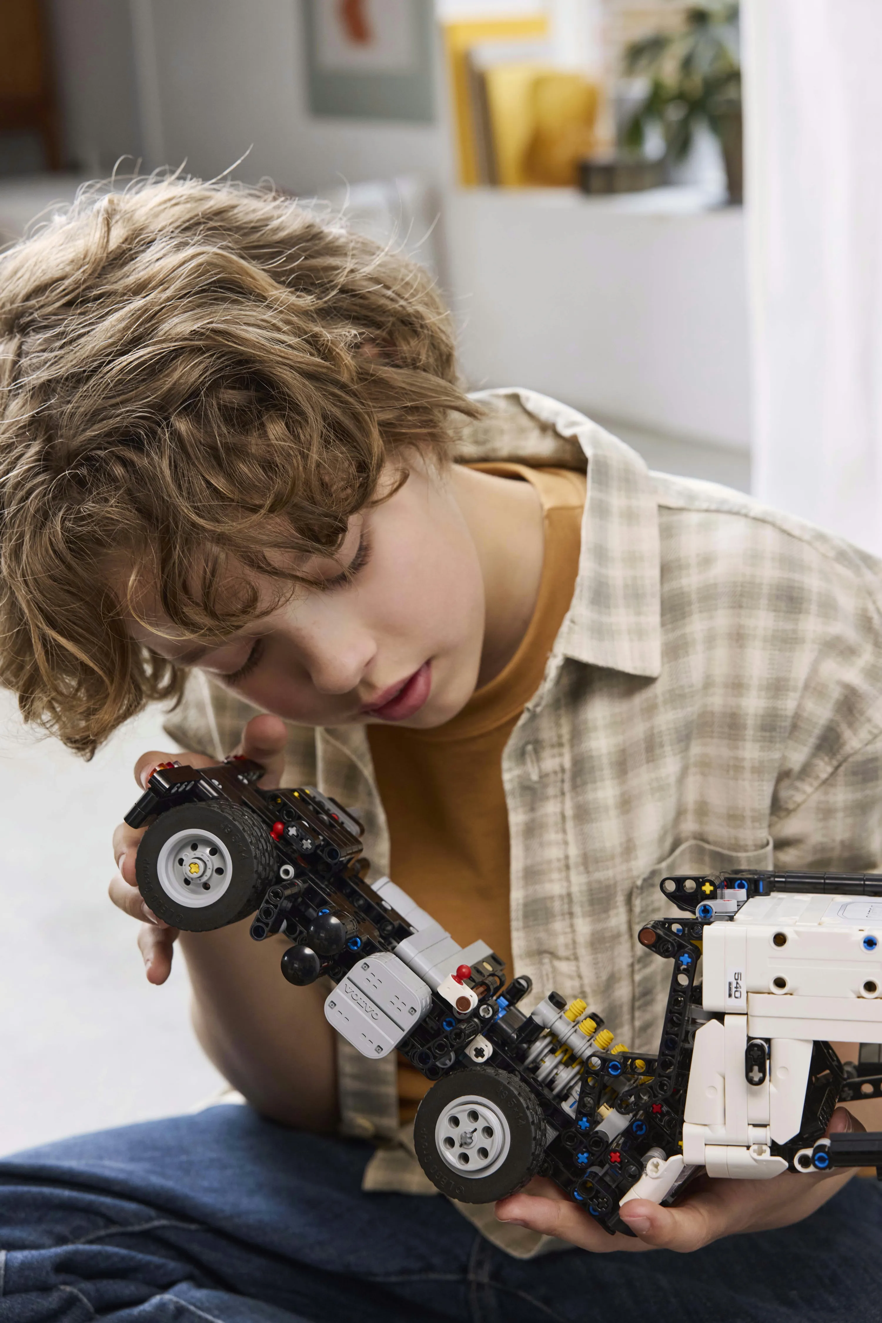 LEGO Technic Volvo FMX Lastbil och EC230 Elektrisk Gr&auml;vmaskin 42175