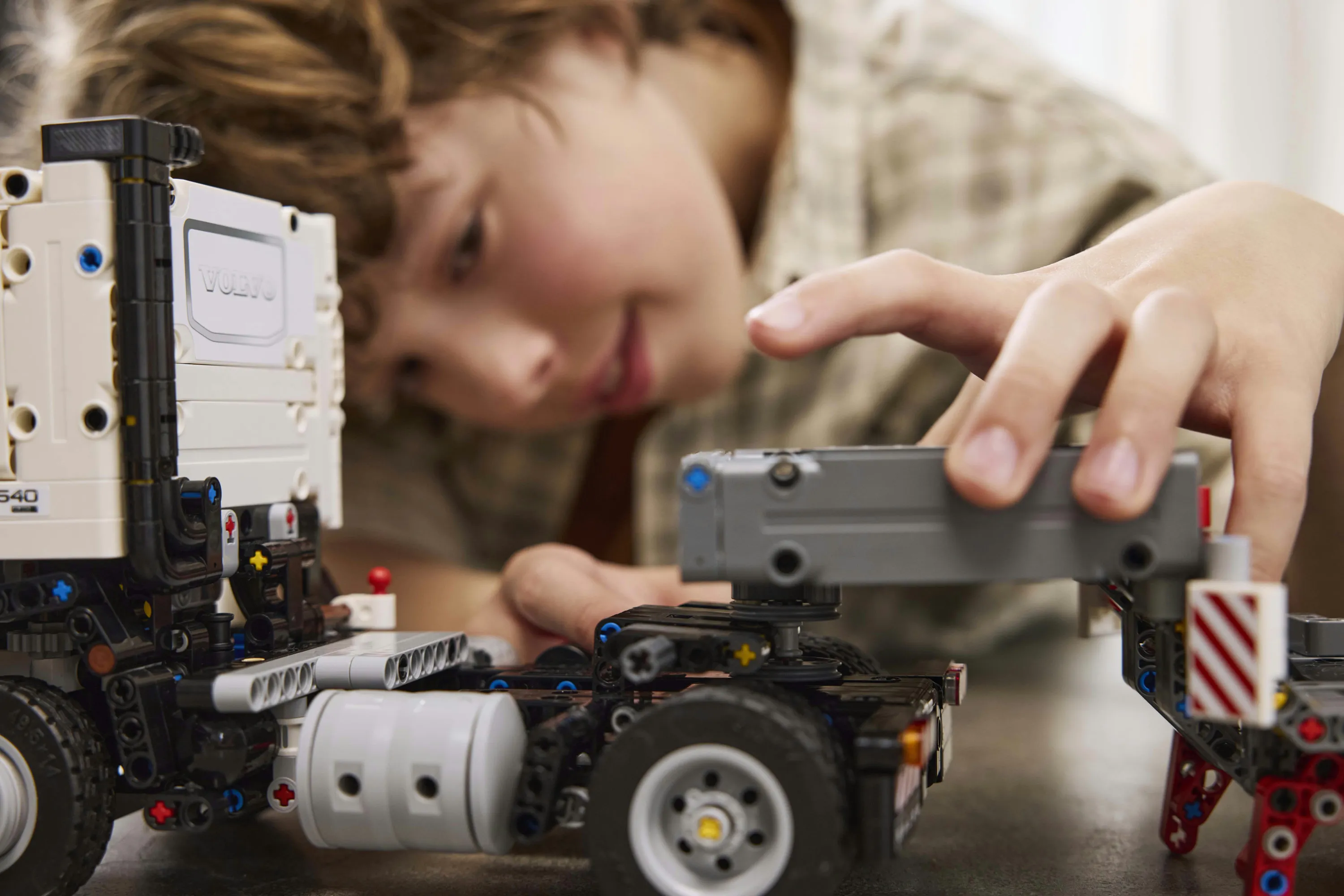 LEGO Technic Volvo FMX Lastbil och EC230 Elektrisk Gr&auml;vmaskin 42175