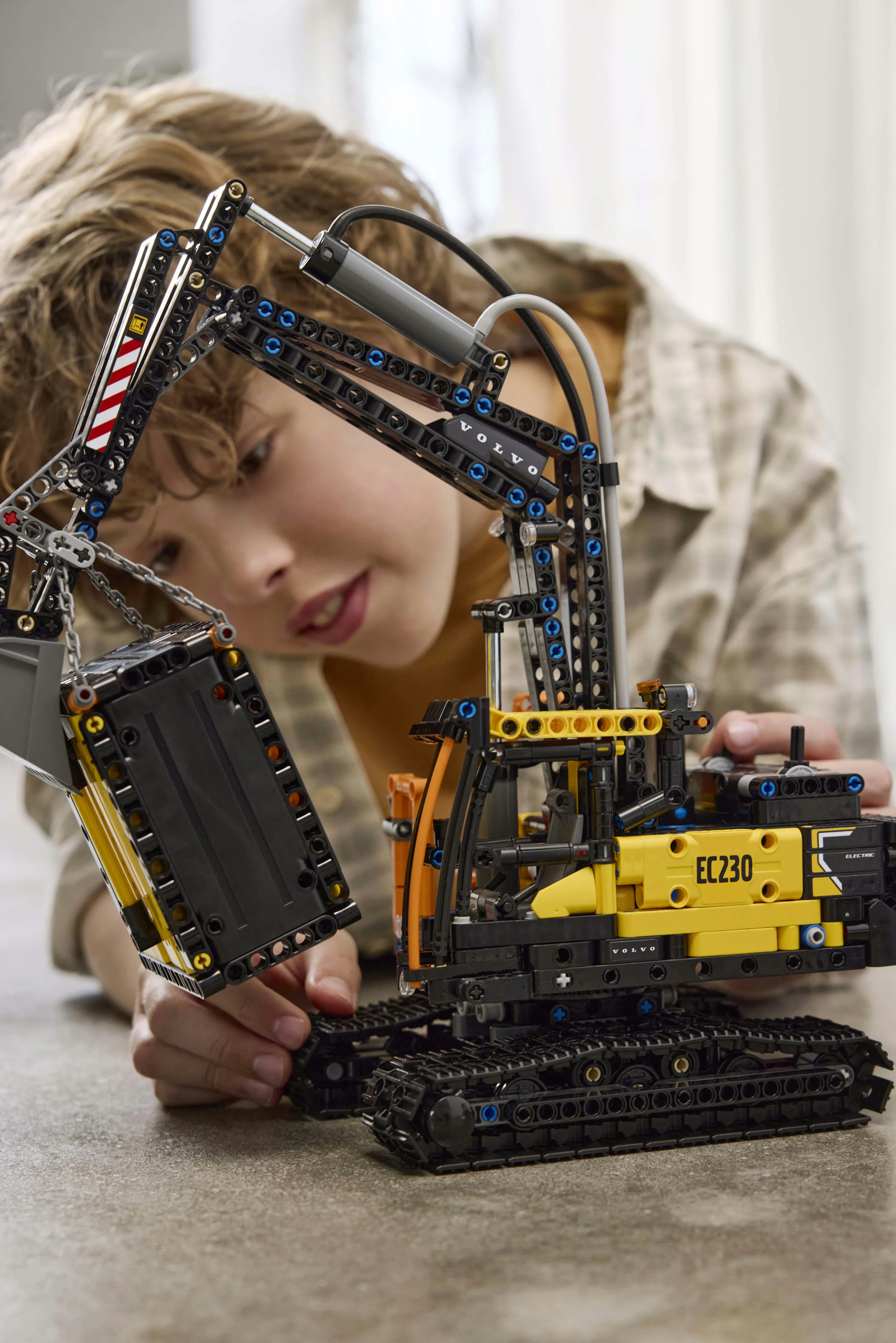 LEGO Technic Volvo FMX Lastbil och EC230 Elektrisk Gr&auml;vmaskin 42175