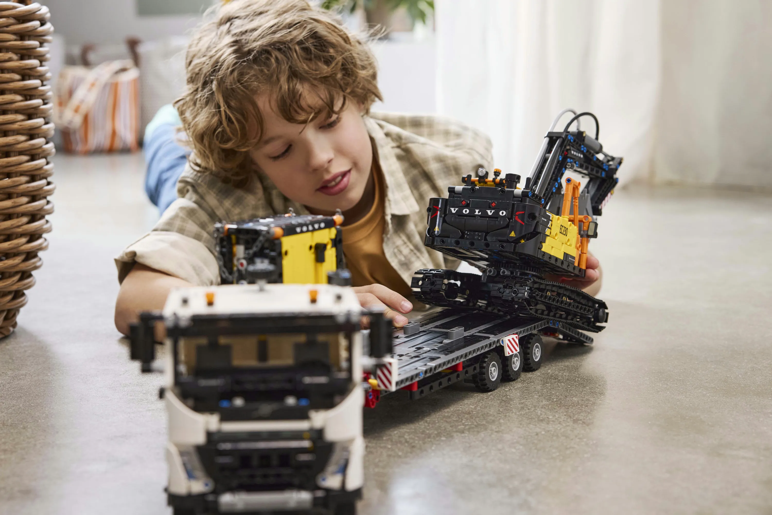 LEGO Technic Volvo FMX Lastbil och EC230 Elektrisk Gr&auml;vmaskin 42175