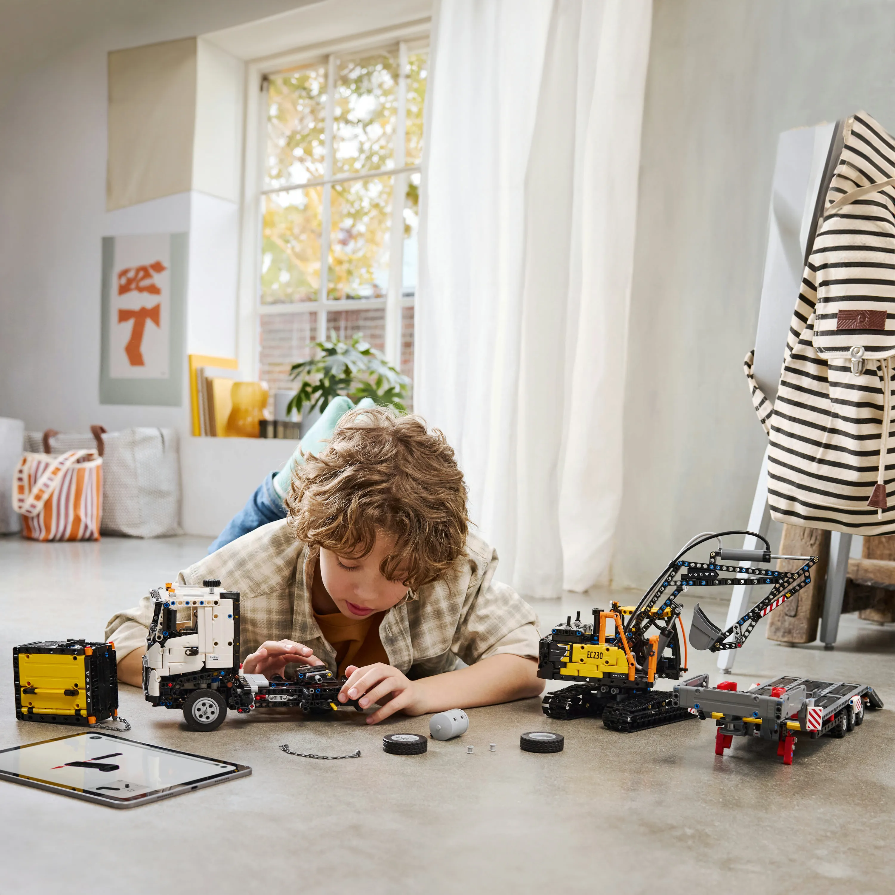 LEGO Technic Volvo FMX Lastbil och EC230 Elektrisk Gr&auml;vmaskin 42175