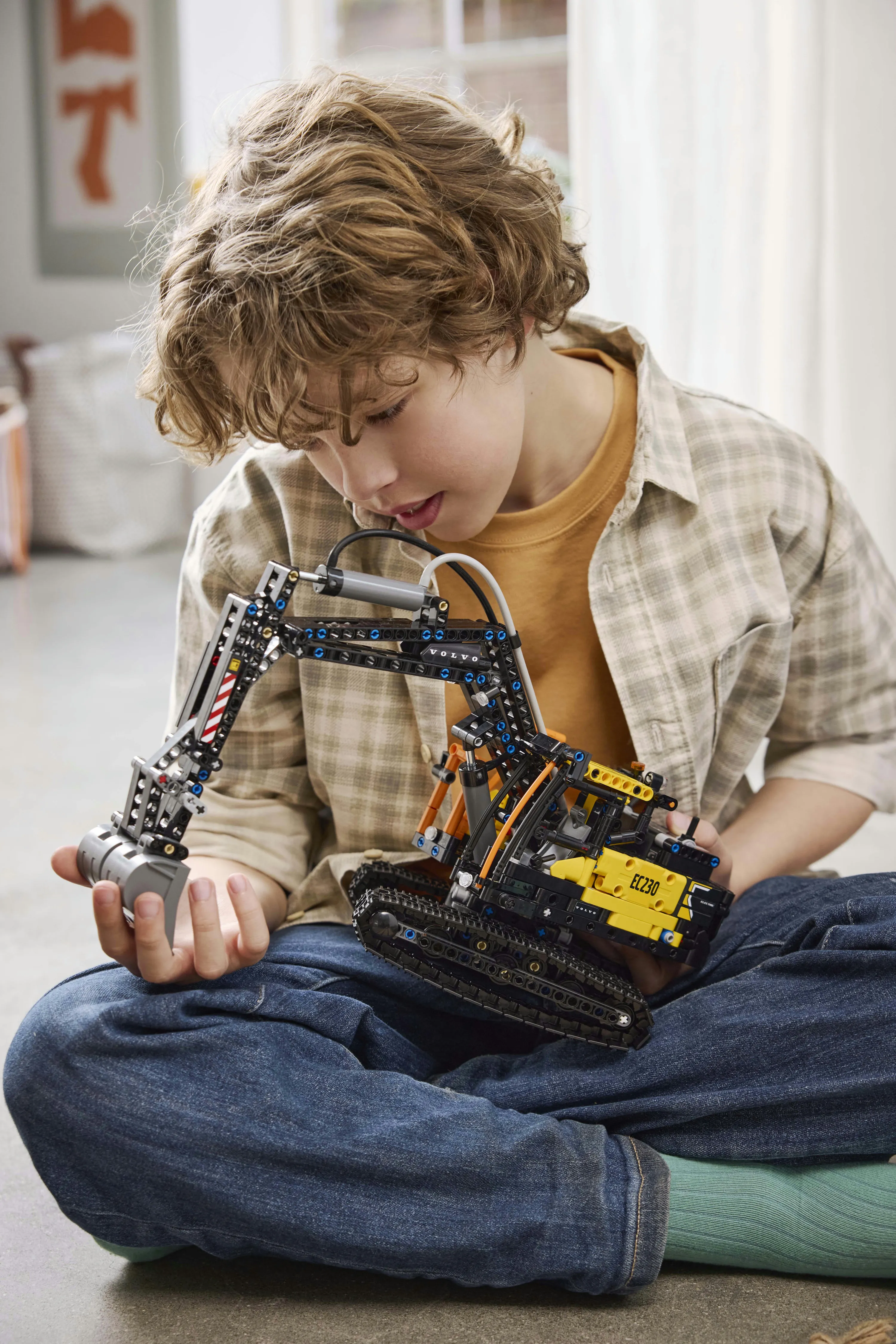 LEGO Technic Volvo FMX Lastbil och EC230 Elektrisk Gr&auml;vmaskin 42175