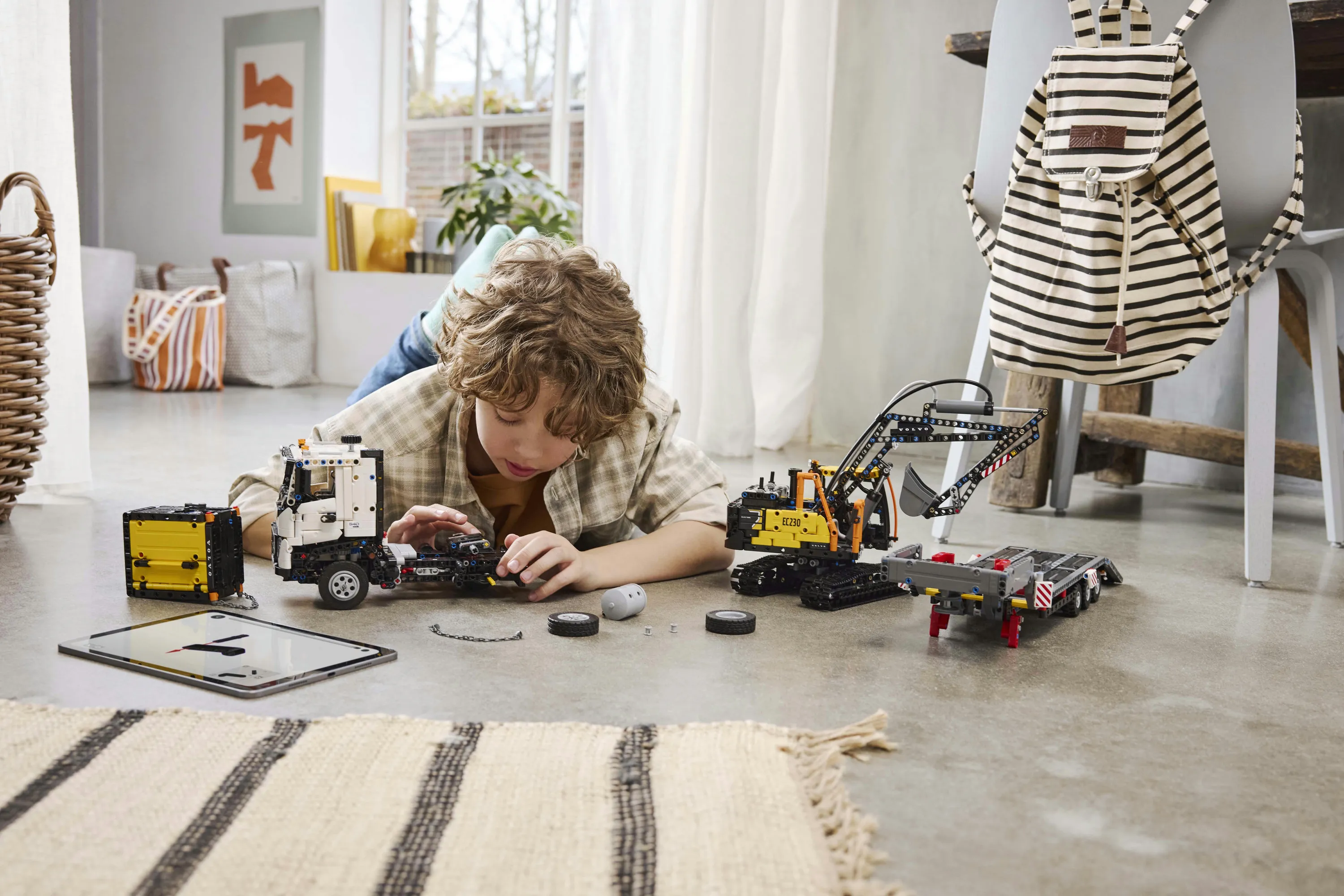 LEGO Technic Volvo FMX Lastbil och EC230 Elektrisk Gr&auml;vmaskin 42175