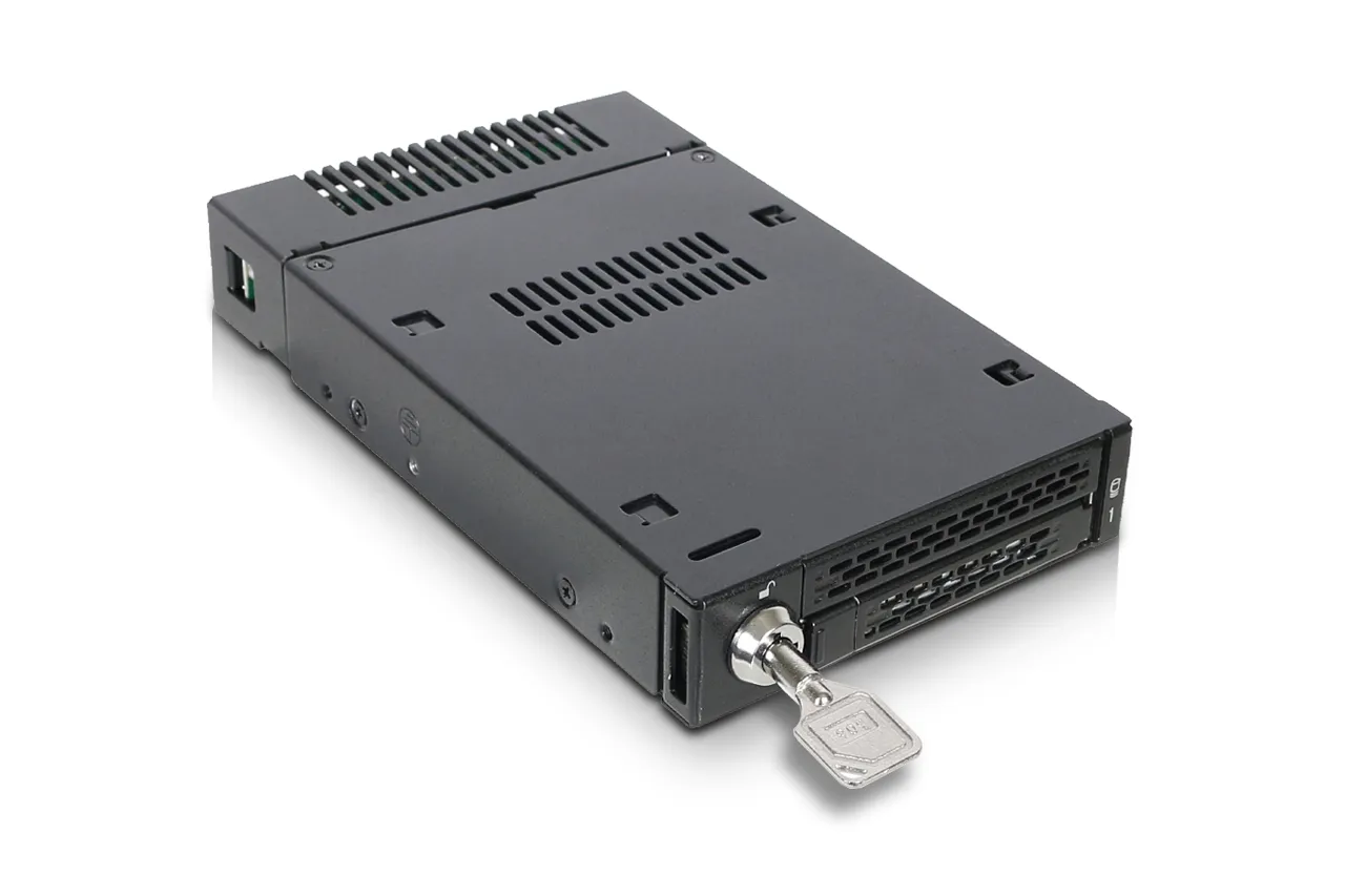 ICY DOCK 1x M.2 NVMe to 1x 3.5" bay mobile rack metal keylock MiniSAS