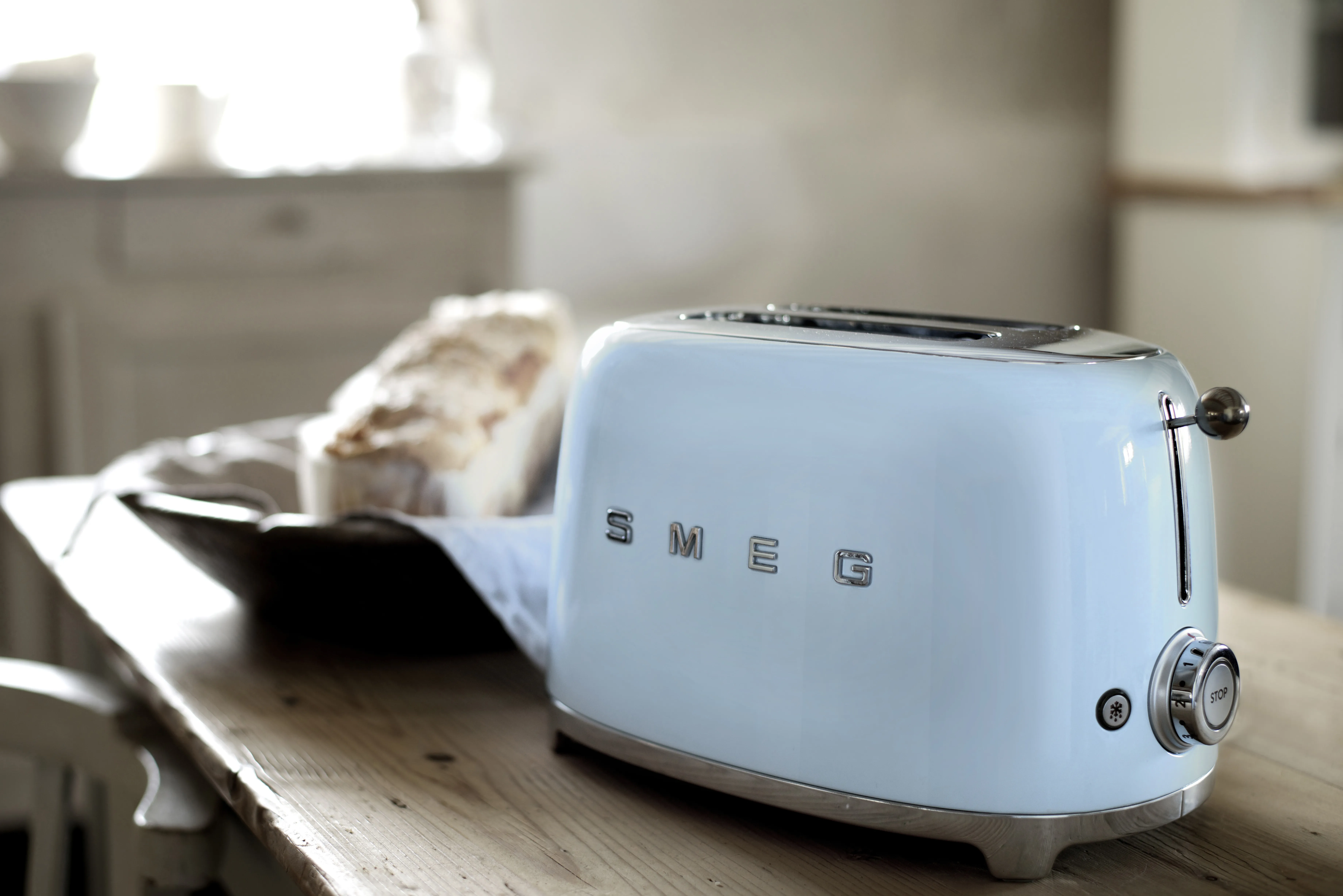 (Fyndh&ouml;rnan) Smeg TSF01PBEU - br&ouml;drost, 2 skivor, bl&aring;