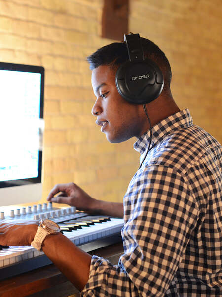 Koss UR20 Full-Size DJ over-ear h&ouml;rlurar, svart