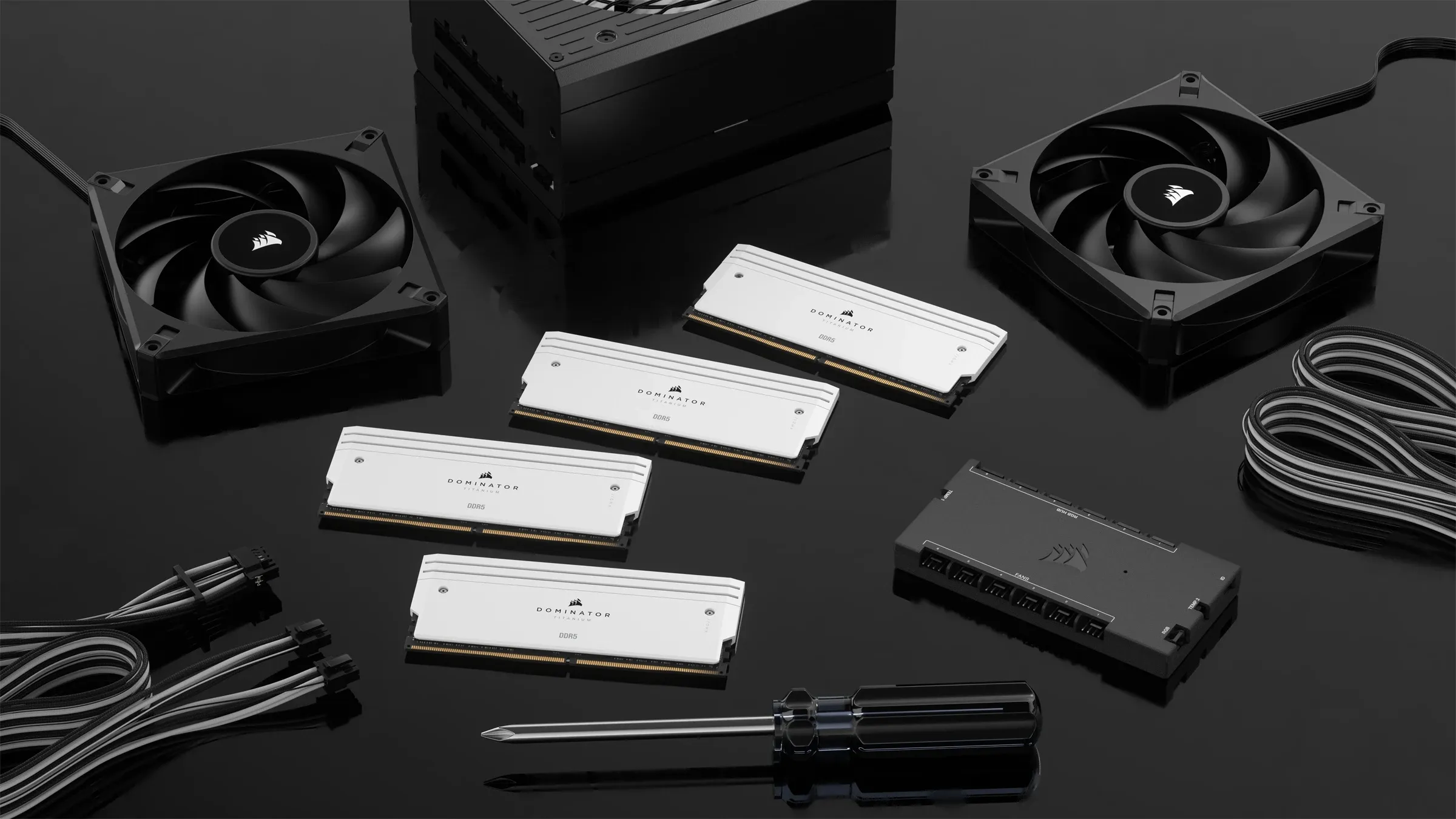 Corsair DOMINATOR TITANIUM RGB 64 Gt (2 x 32 Gt) DDR5 6000 MHz, CL30 -muisti, valkoinen (XMP)